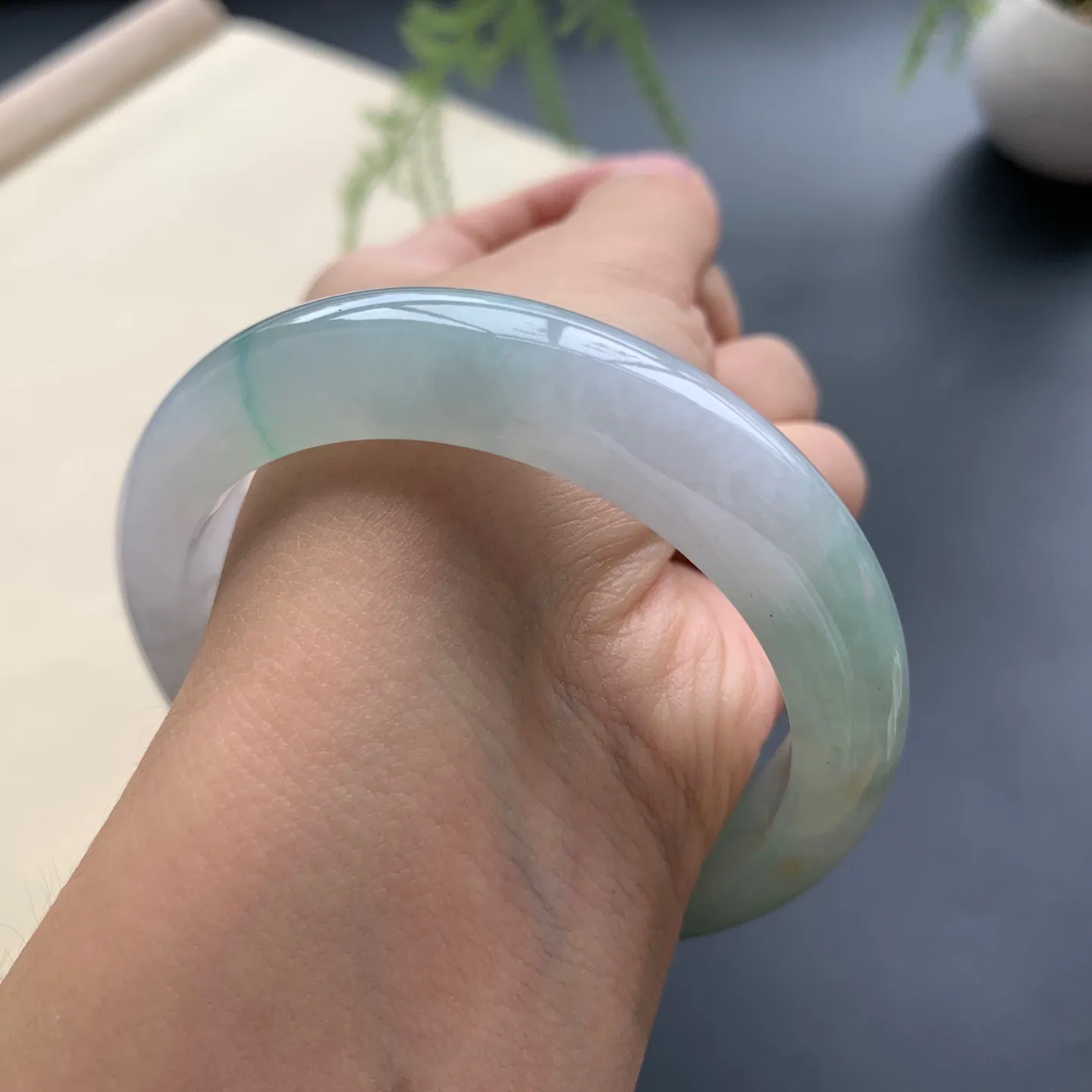 54圈口油黄底飘花正圈手镯 尺寸：54-12.2-8.6，无纹裂，水润起胶，花色飘逸