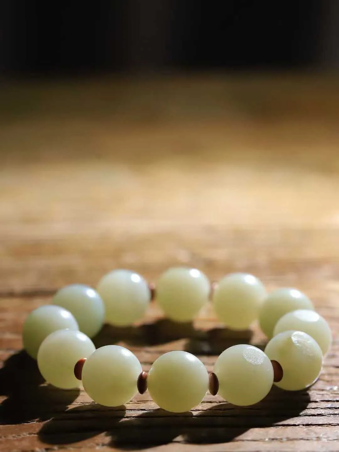 【籽.珠圆玉润.手串】

新疆和田籽料珠圆玉润手串 玉质温润细腻  整串打磨圆润，佩戴舒适。珠珠落玉盘，间关莺语花底滑，一生美好时光，无论身在何处，都有它相伴相守。事事顺遂，幸福美满，吉祥如意。重72.8克 尺寸取一15.8mm  FDA-221083133