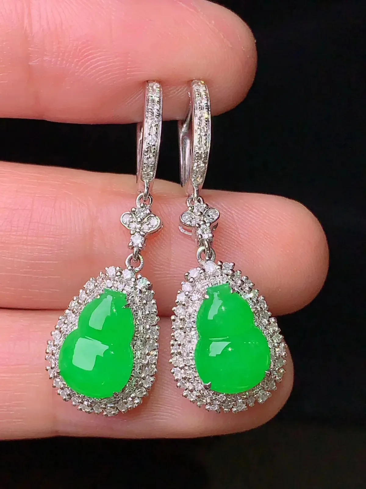 18k金钻镶嵌满绿葫芦耳坠 玉质细腻 色泽艳丽 整体尺寸35.6*11.6*7.5