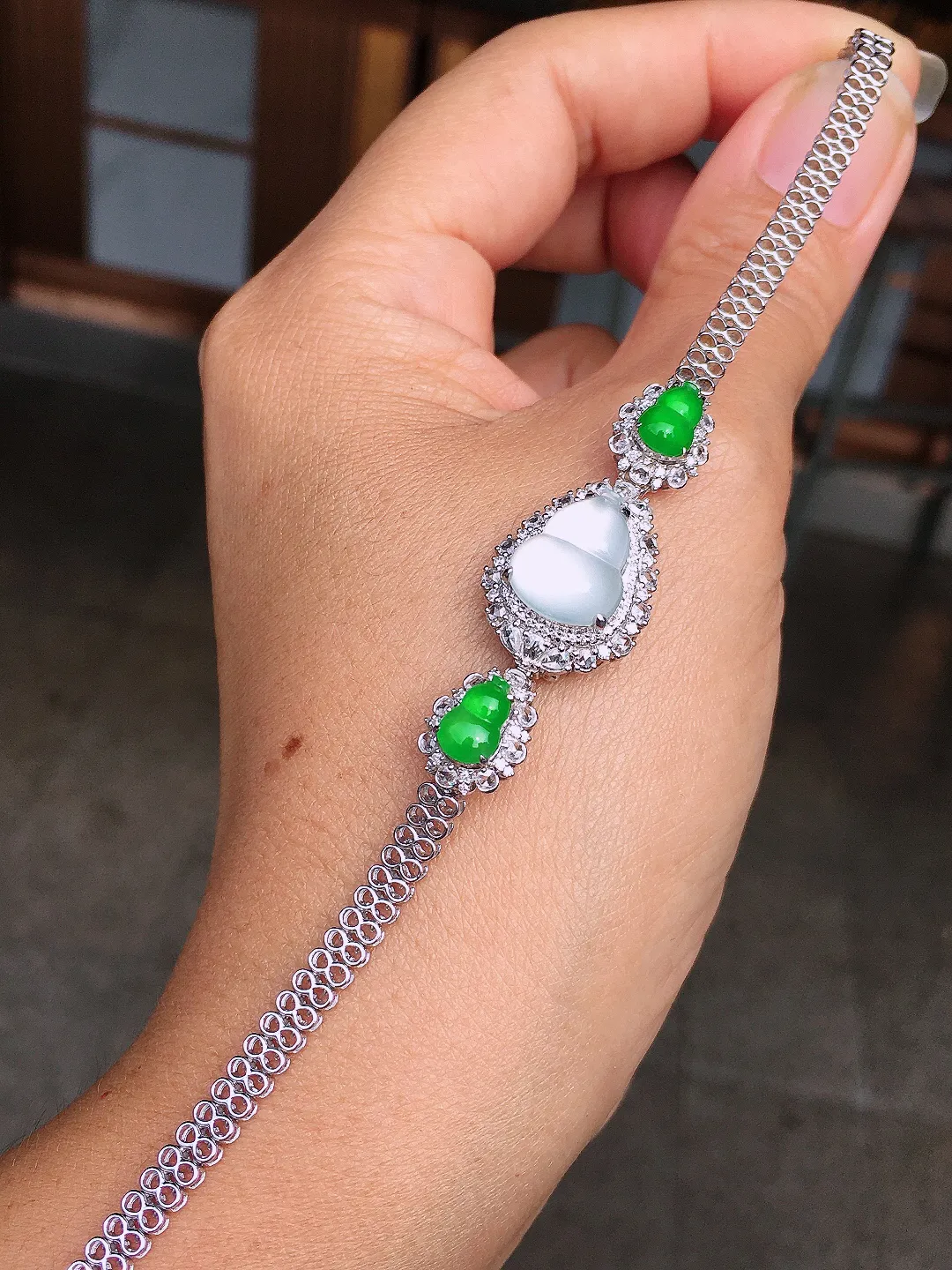 冰+绿）葫芦手链/吊坠两用款，色泽均匀艳丽，玉质细腻，荧光感超
强，饱满圆润，尽显优雅气质，18k
金豪华镶嵌