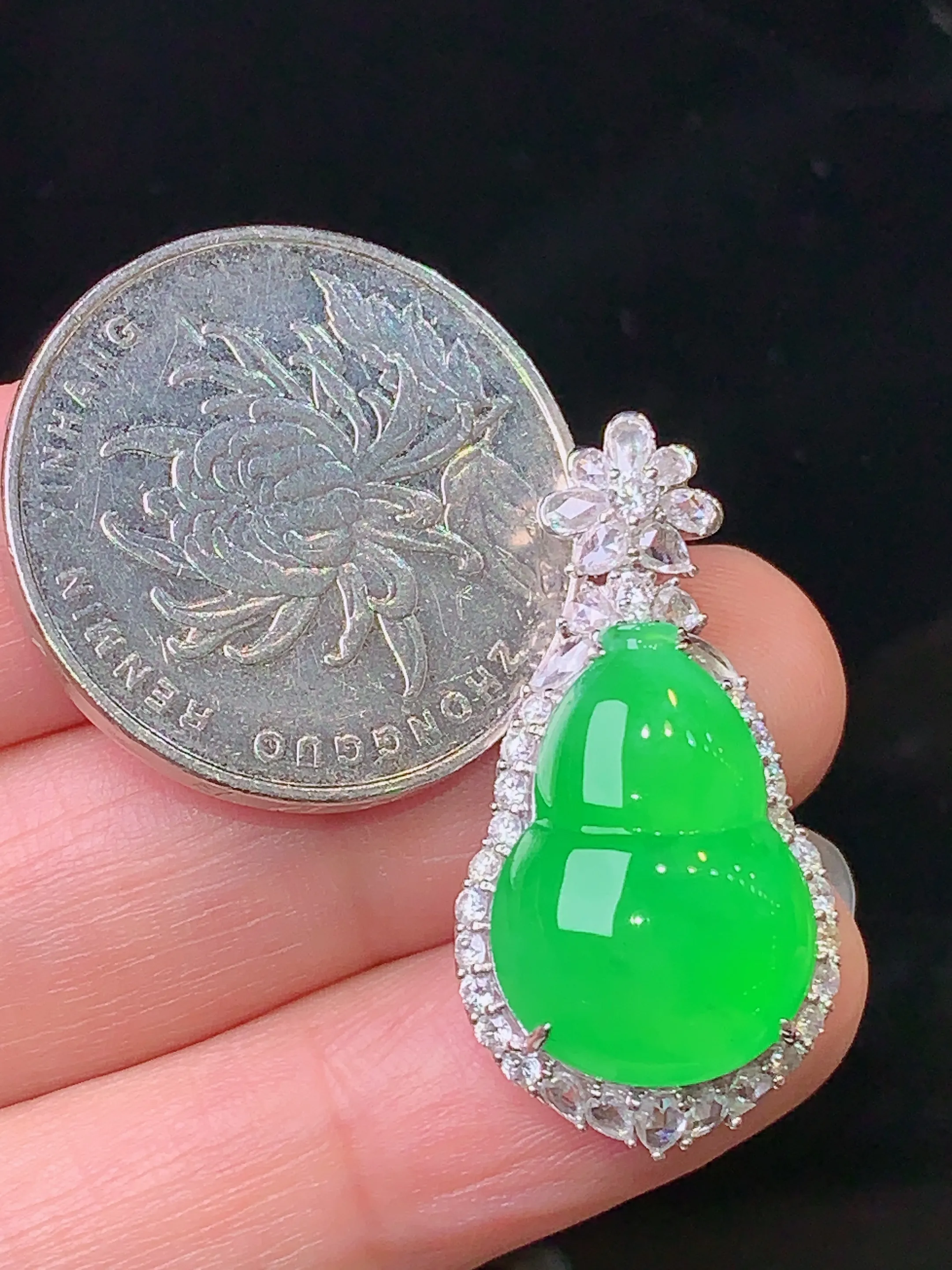 18k金钻镶嵌翠绿葫芦戒指吊坠两用款 玉质细腻 色泽清新艳丽 圈口15 整体尺寸30.5*15.5*11