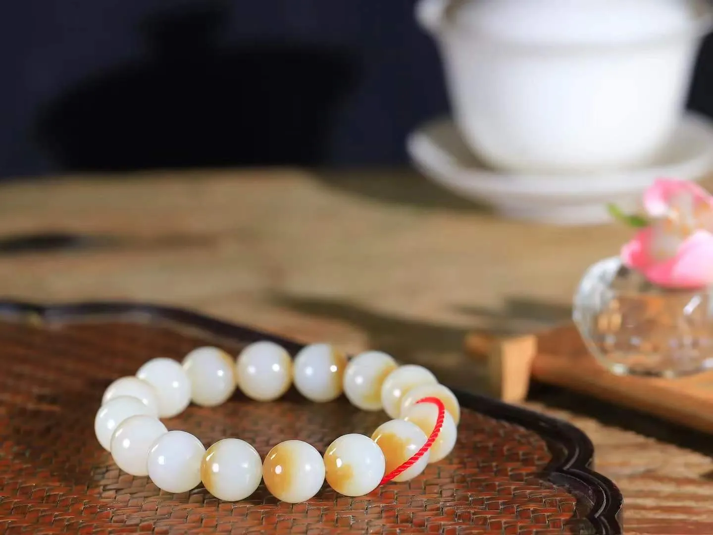 【珠圆玉润.手串】

精品和田玉糖白玉珠圆玉润手串 玉质温润细腻  整串打磨圆润，佩戴舒适。珠珠落玉