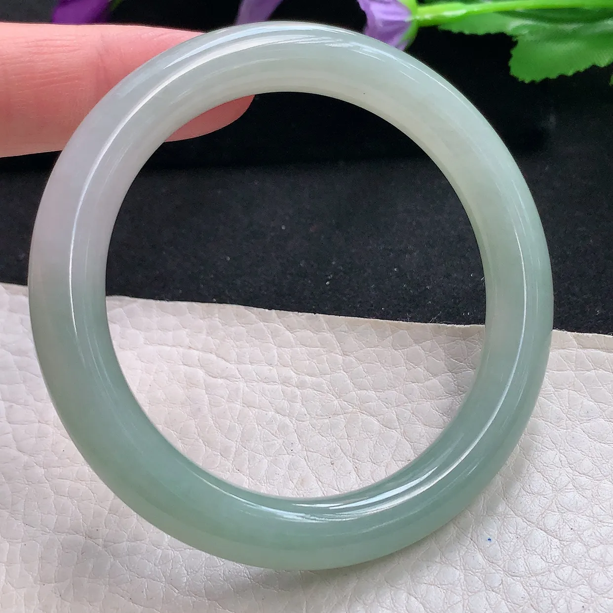 n自然光55.5*9*9.2圆镯 天然缅甸翡翠a货手镯淡绿叮当镯子圆条手镯