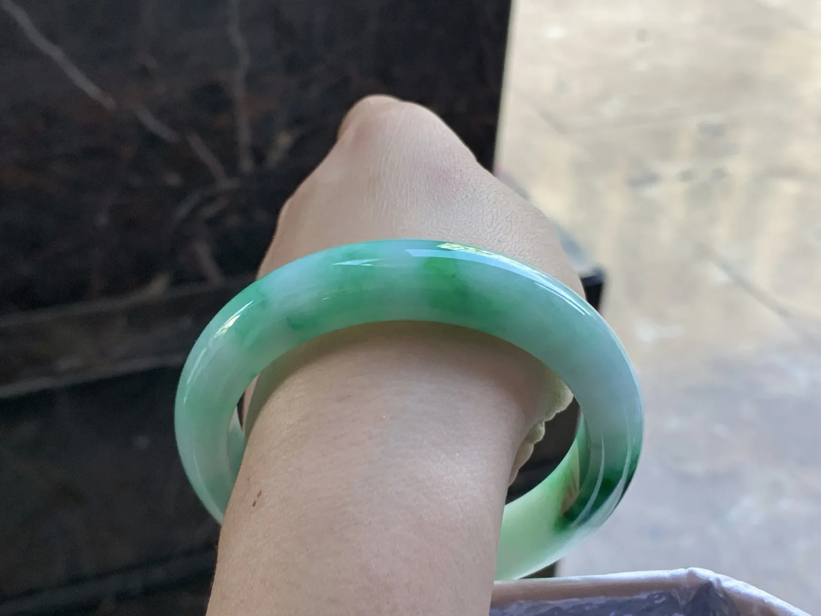 55.5-12.2-9

辣绿色手镯^_^玉质温润 细腻