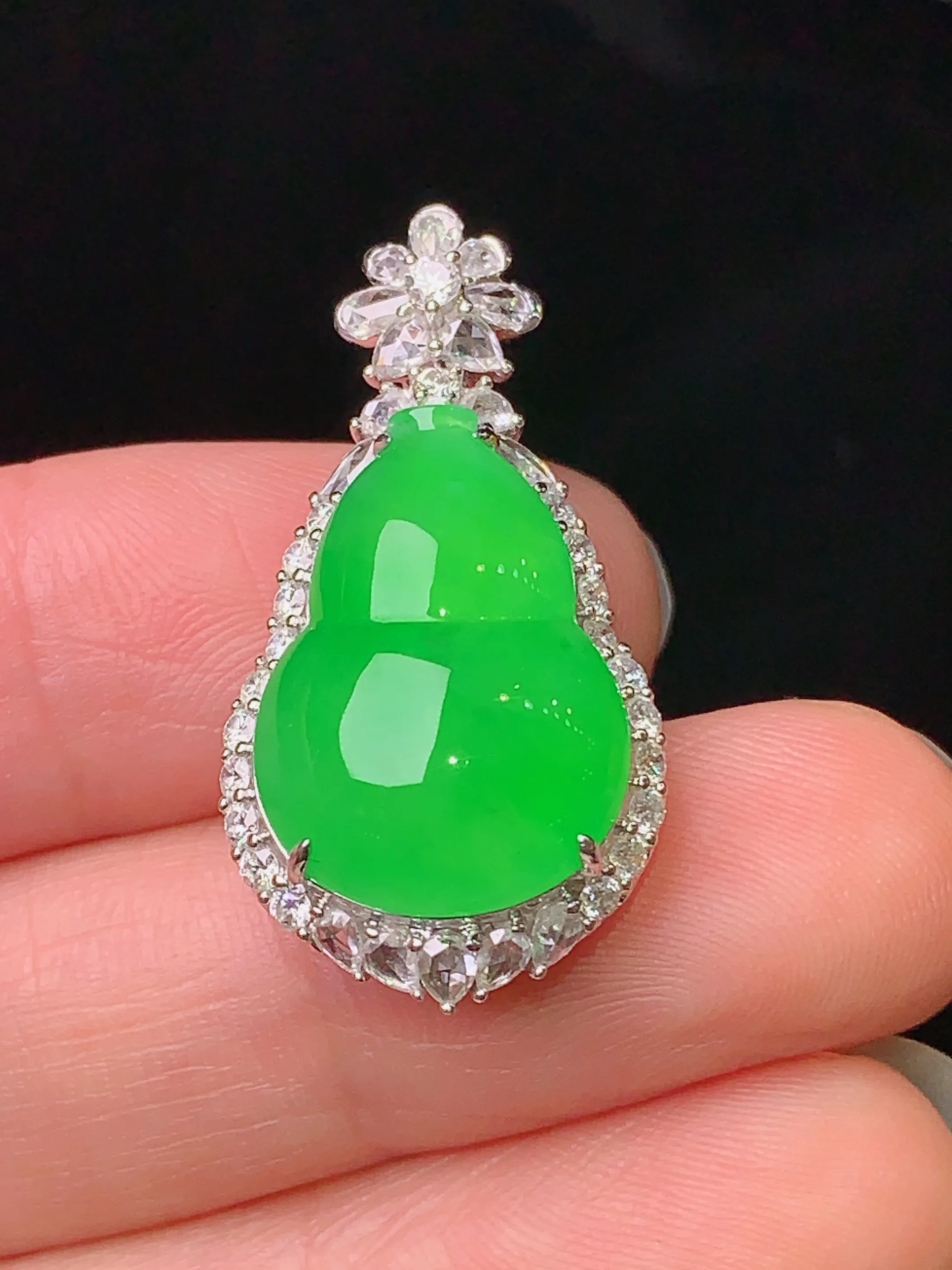 18k金钻镶嵌翠绿葫芦戒指吊坠两用款 玉质细腻 色泽清新艳丽 圈口15 整体尺寸30.5*15.5*11