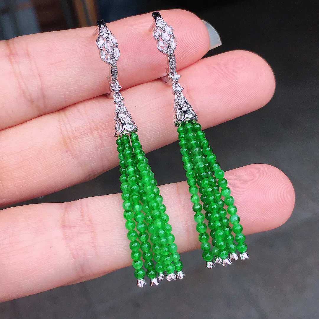 阳绿珠子耳坠，色泽均匀艳丽，玉质细腻，荧光感超
强，饱满圆润，尽显优雅气质，18k
金豪华镶嵌