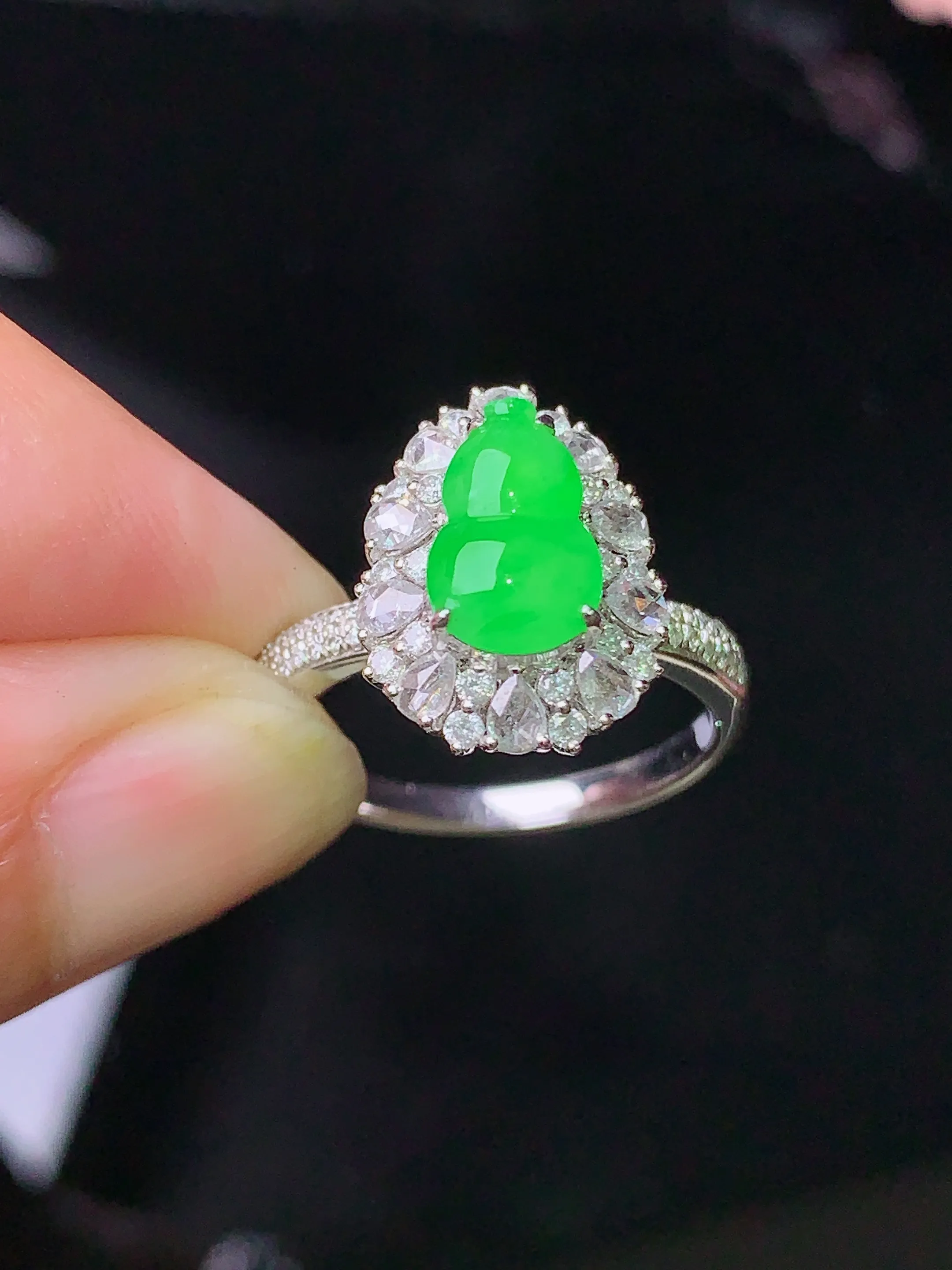 18k金钻镶嵌翠绿葫芦戒指 玉质细腻 色泽清新艳丽 圈口13.5 整体尺寸14.3*10.8*9