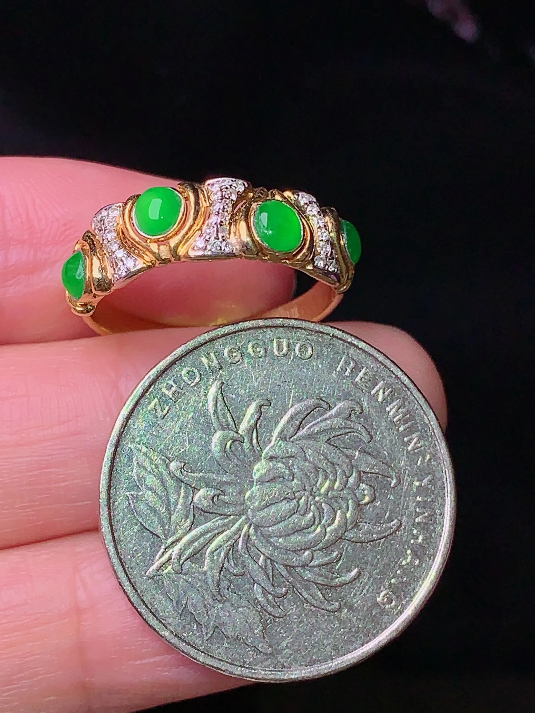 18k金钻镶嵌翠绿蛋面戒指 玉质细腻 色泽清新艳丽 圈14 整体尺寸3.2*2