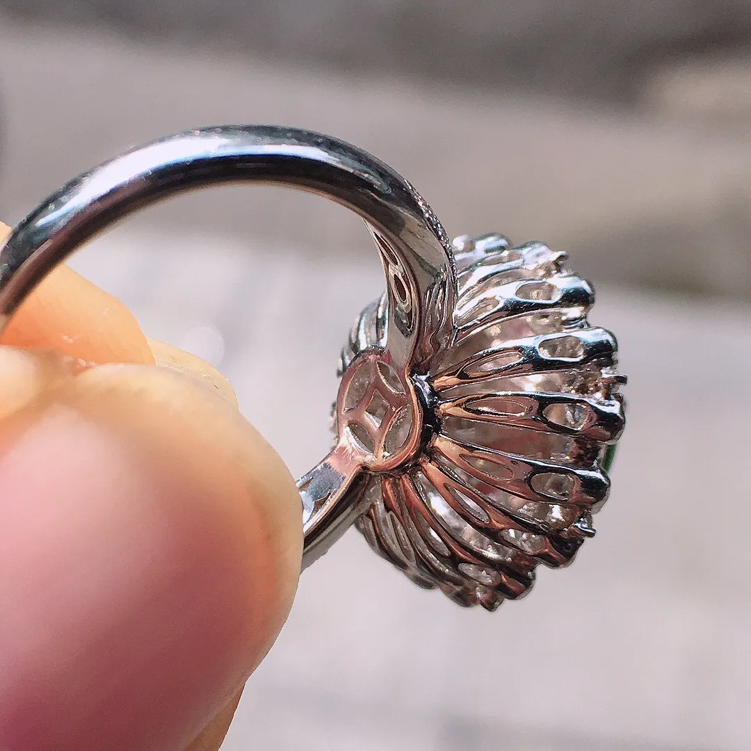 满绿蛋面戒指，色泽均匀浓郁，玉质细腻，荧光感超
强，饱满圆润，尽显优雅气质，18k
金豪华镶嵌