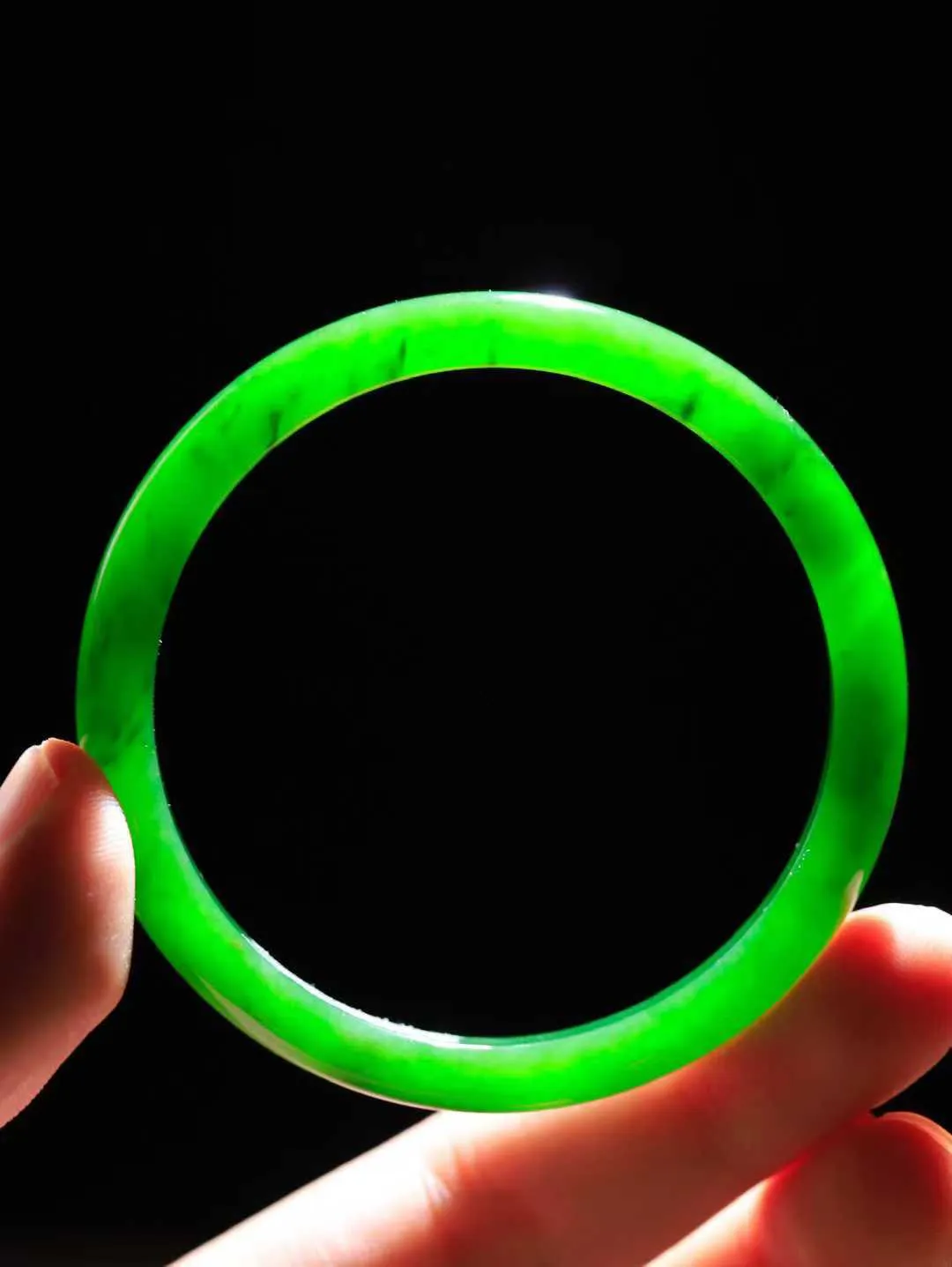 【腕间柔情.手镯】   

精品和田玉碧玉手镯 玉质温润细腻 油性十足 古朴秀雅 轻抚岁月的栏杆软香温玉，腕间玉镯轻轻晃动，令人情动心间，撷一缕月末的芬芳，把心思铺陈，时光静美，惟有你最温柔。重21.4克   尺寸54-7.3-6mm  461032451A