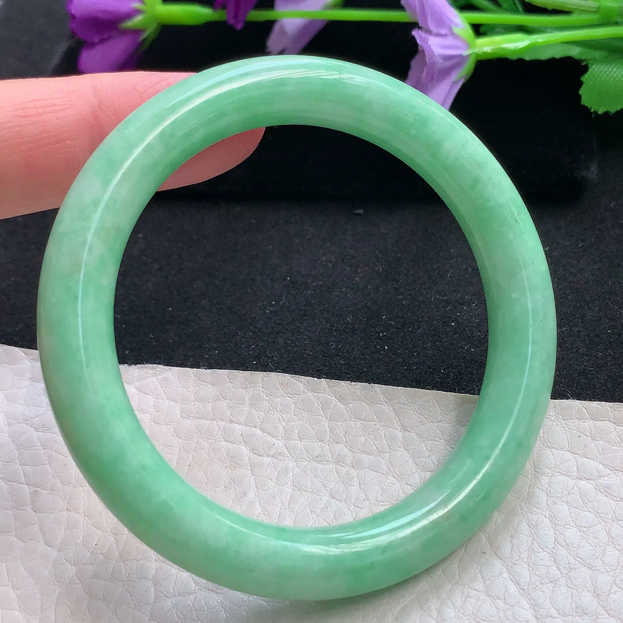 n自然光52*9.2*9圆镯 天然缅甸翡翠a货手镯满绿浅绿叮当镯子圆条手镯