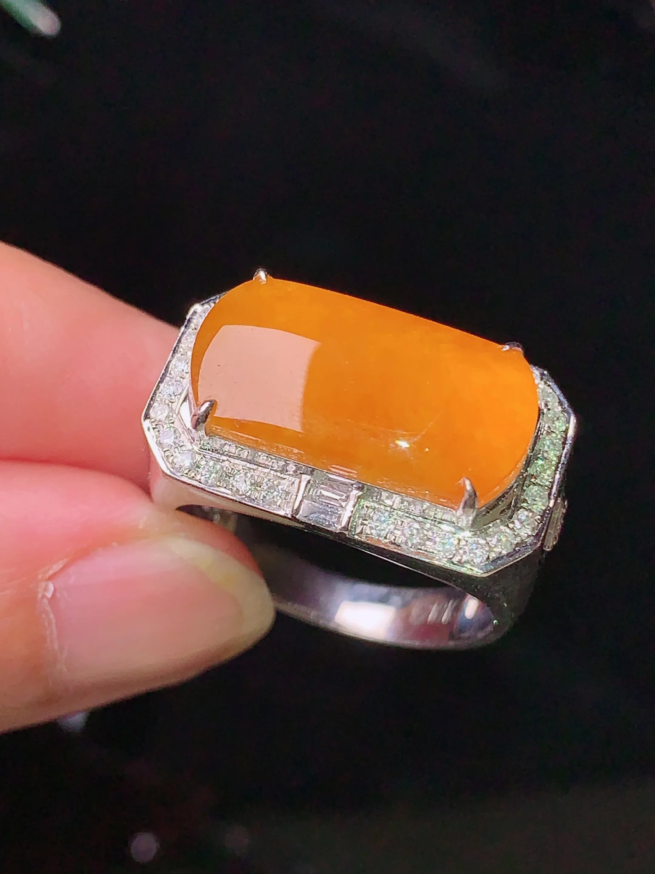 18k金钻镶嵌黄翡马鞍戒指 玉质细腻 色泽清新艳丽 圈口20整体尺寸9.5*17.8*3.5