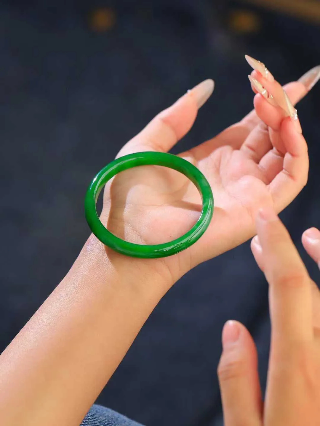 【腕间柔情.手镯】   

精品和田玉碧玉手镯 玉质温润细腻 油性十足 古朴秀雅 轻抚岁月的栏杆软香