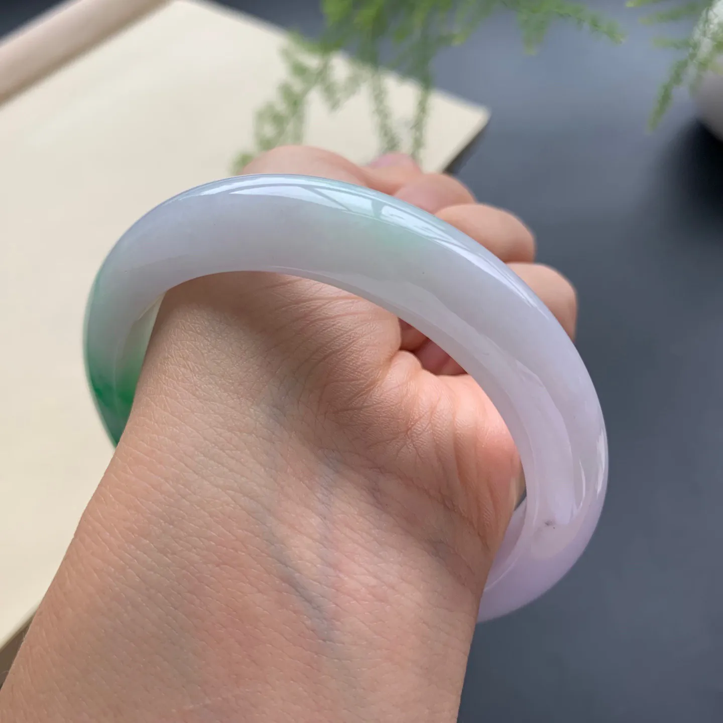 57.3圈口飘绿正圈手镯 尺寸：57.3-12.5-8.6，无纹裂，细腻光滑，色泽靓丽