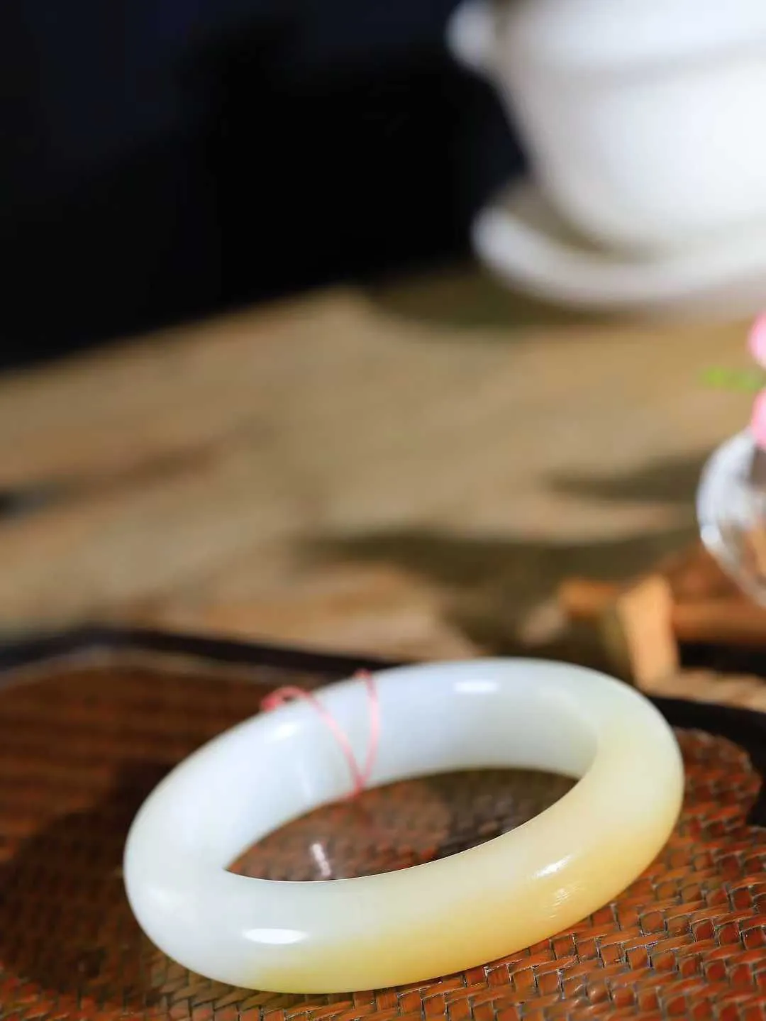 （一见钟情.手镯）

精品和田玉糖白玉手镯，玉质温和莹润，精光内蕴，手感舒适。整器简约，打磨光洁，让人爱不释手，料美艺精，萦绕于手，尽显高贵之姿。重87克 内径56.5mm尺寸14.8-11.1mm   FDA-101043173