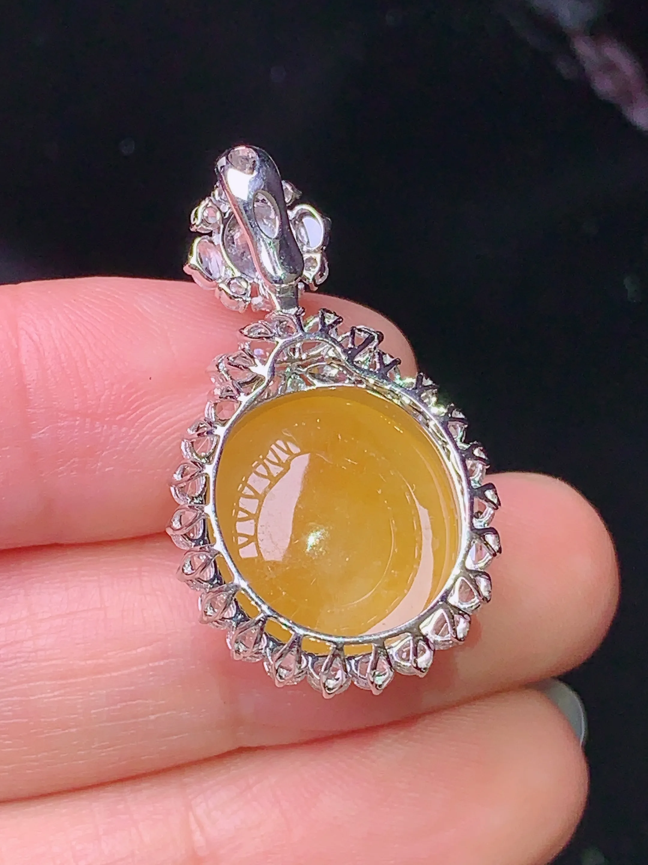 18k金钻镶嵌黄翡蛋面吊坠 玉质细腻 色泽清新艳丽 整体尺寸29.8*17.5*11.5