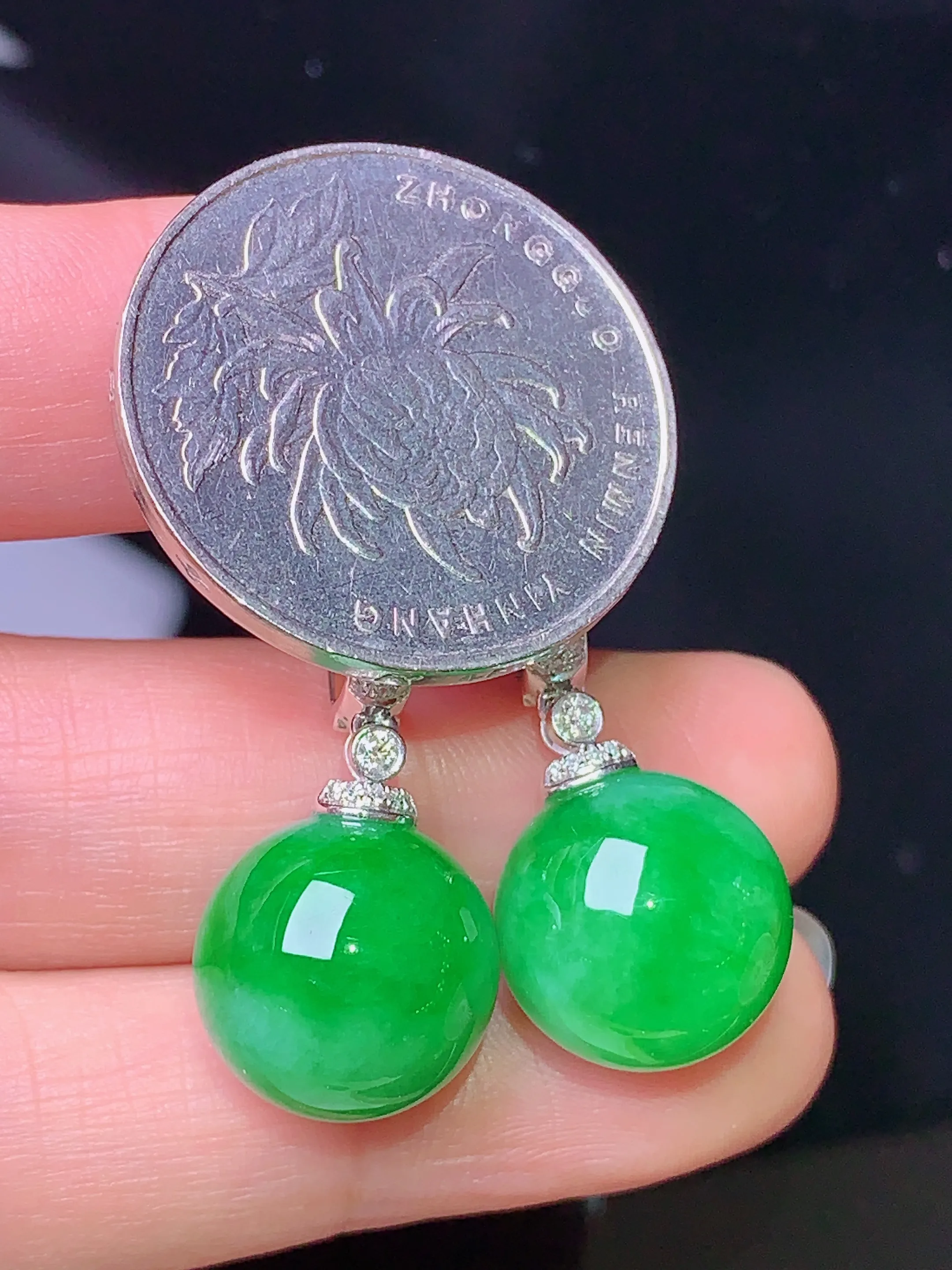 18k金钻镶嵌翠绿圆珠耳钉 玉质细腻 色泽清新艳丽 整体尺寸30.6*13