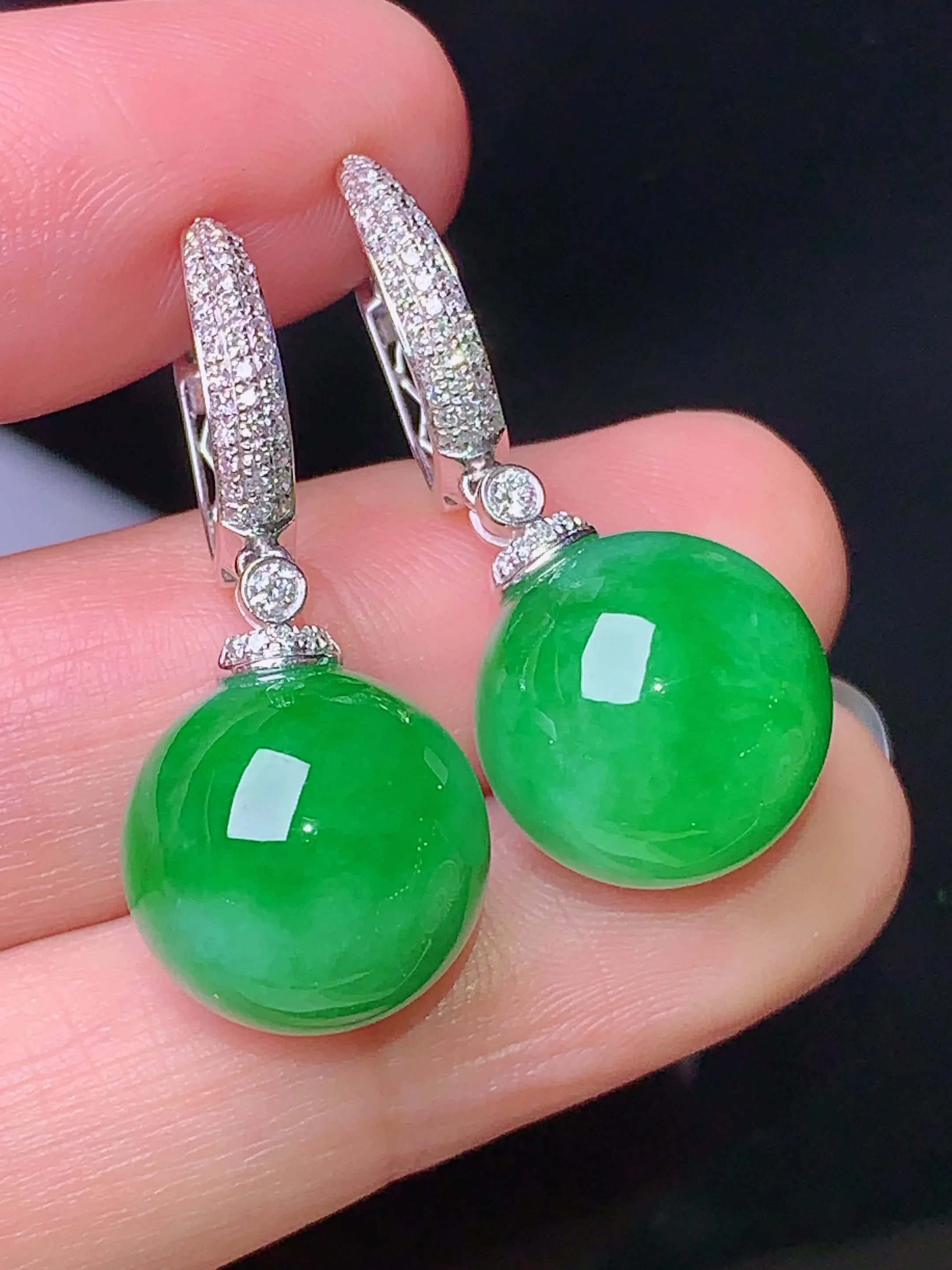 18k金钻镶嵌翠绿圆珠耳钉 玉质细腻 色泽清新艳丽 整体尺寸30.6*13