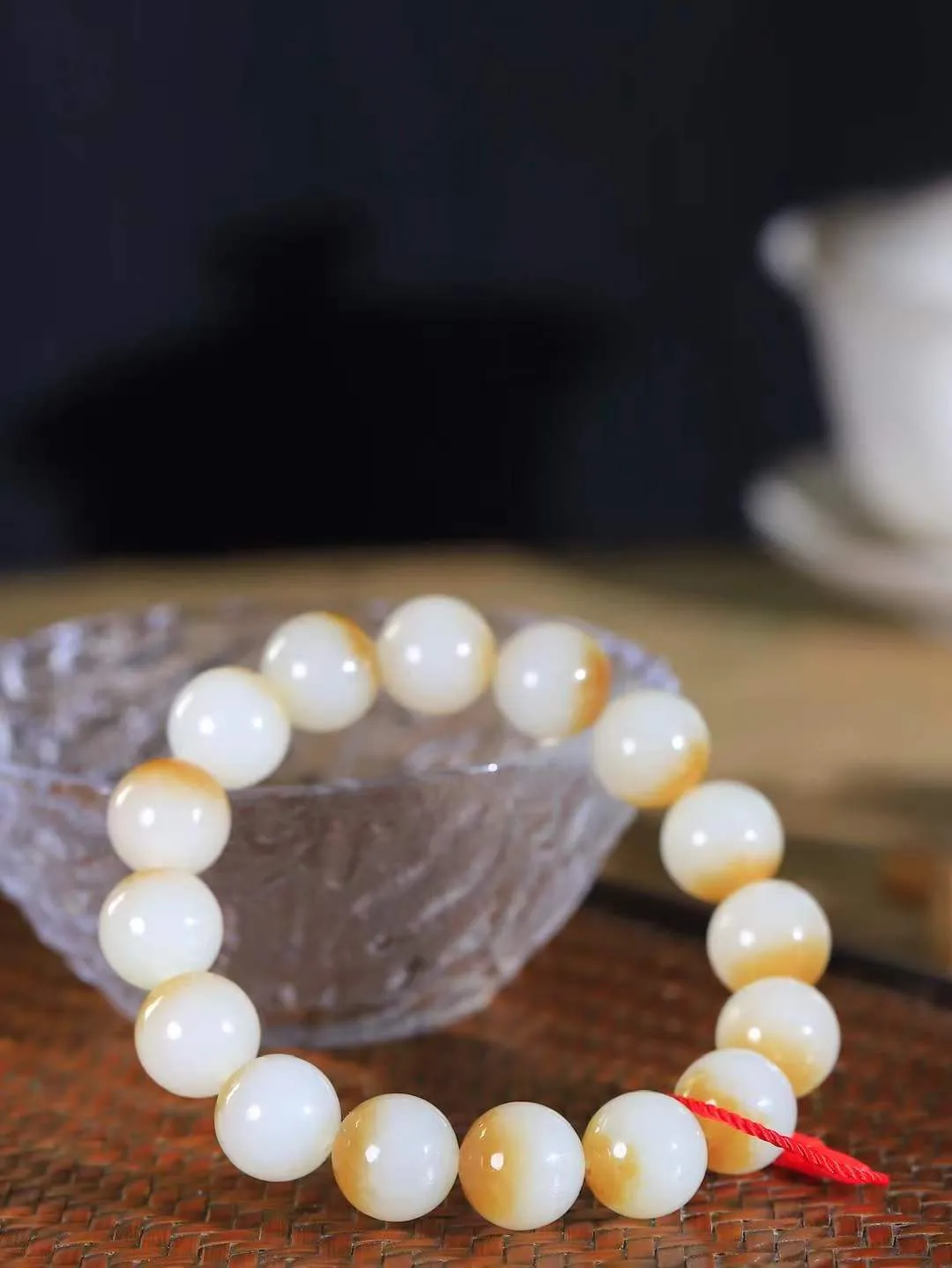 【珠圆玉润.手串】

精品和田玉糖白玉珠圆玉润手串 玉质温润细腻  整串打磨圆润，佩戴舒适。珠珠落玉盘，间关莺语花底滑，一生美好时光，无论身在何处，都有它相伴相守。事事顺遂，幸福美满，吉祥如意。重52.6克   尺寸取一12.9mm   FDL-691073100