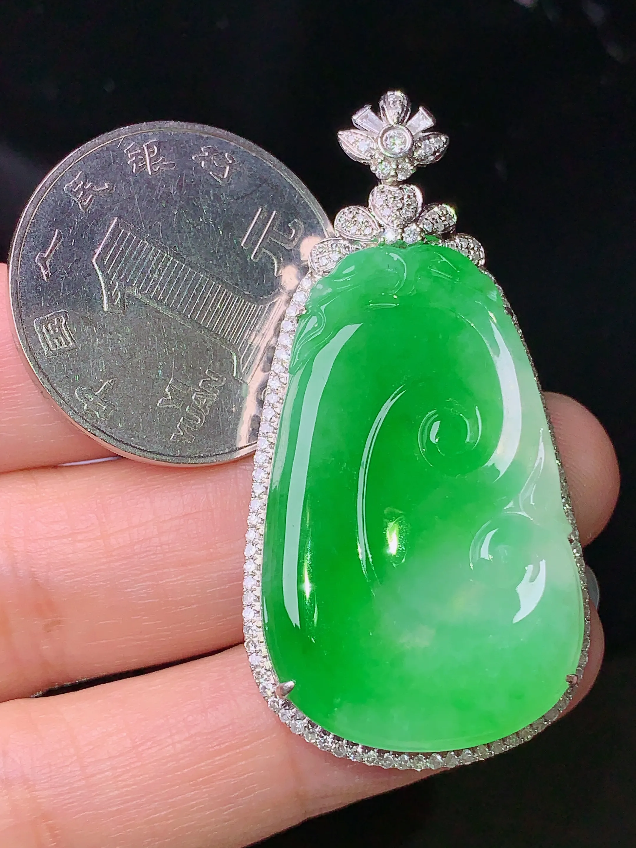 18k金钻镶嵌翠绿如意吊坠 玉质细腻 色泽清新艳丽 整体尺寸48.1*23.8*7.2