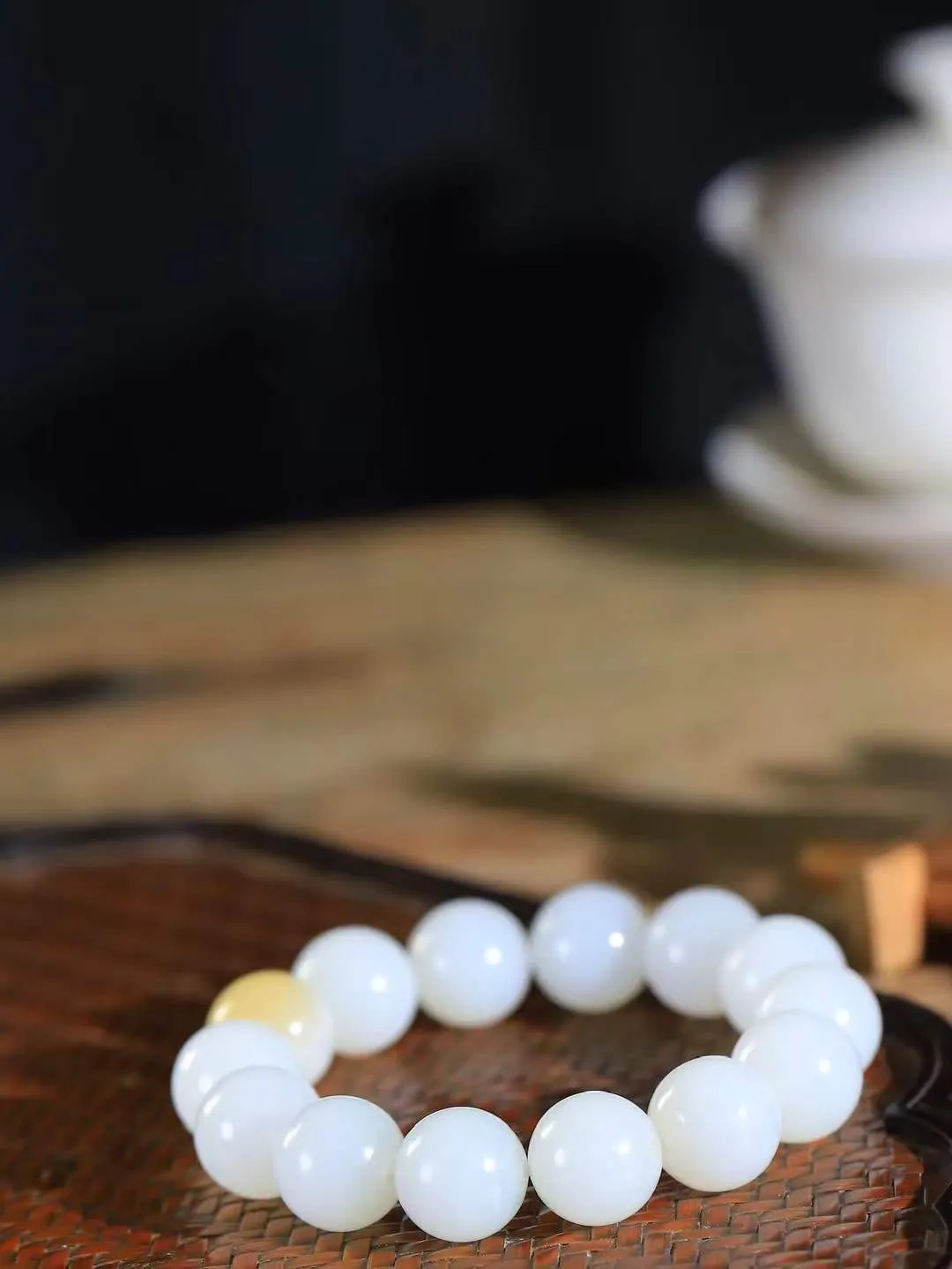 【珠圆玉润.手串】

精品和田玉糖白玉珠圆玉润手串 玉质温润细腻  整串打磨圆润，佩戴舒适。珠珠落玉