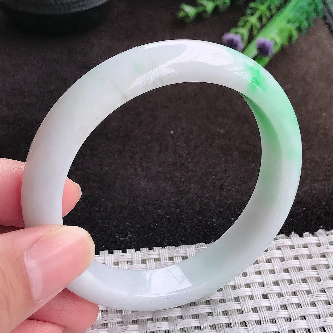 自然光58/12.7/8.6老坑温润飘绿手镯宽边翡翠玉镯美人镯