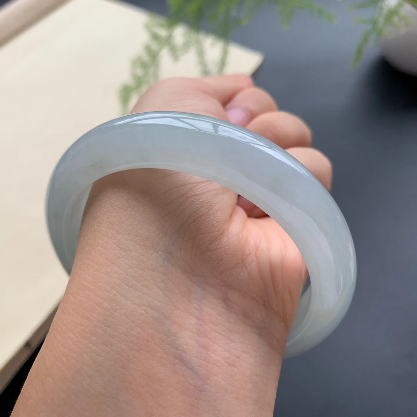 56.5圈口冰底色正圈手镯 尺寸：56.5-12.5-8.2，无纹裂，细腻起胶，清爽干净