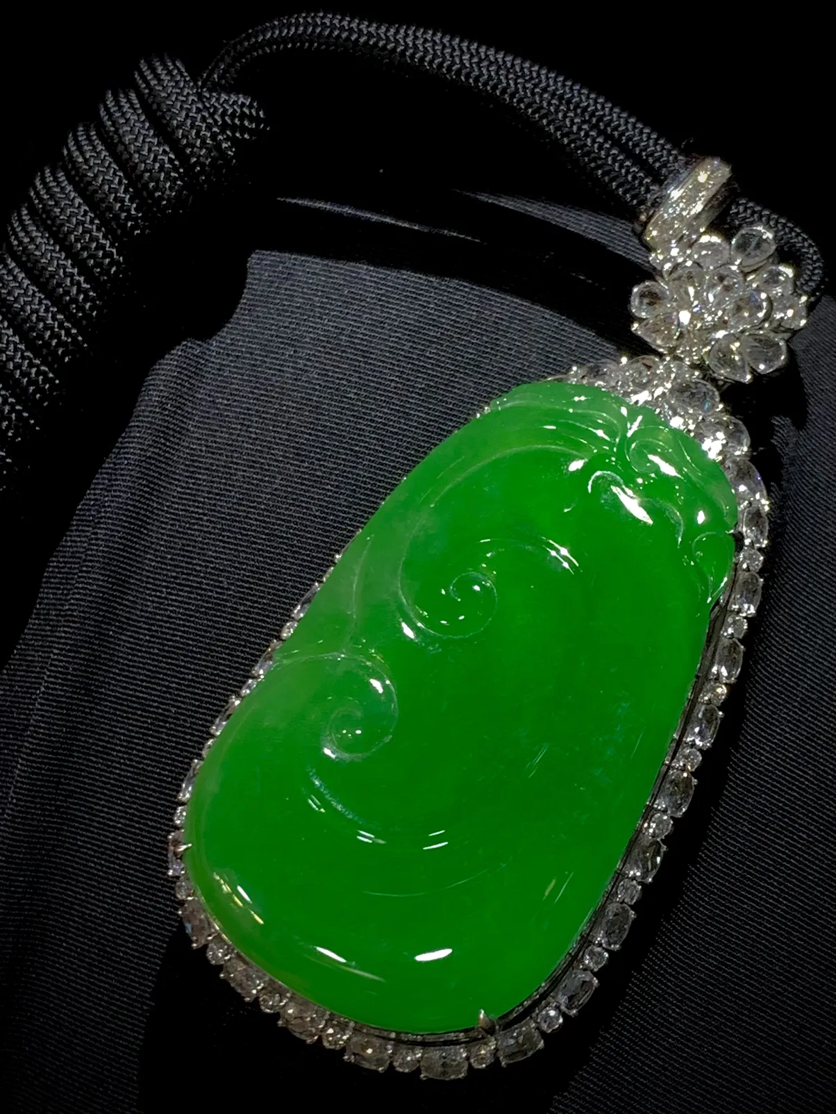 绿如意，裸石43-26-3mm，
整体61-30.2-12.5mm，
18K金，南非钻，