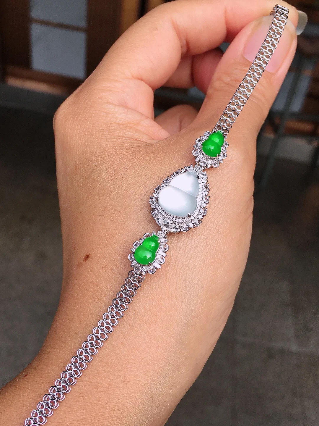 冰+绿）葫芦手链/吊坠两用款，色泽均匀艳丽，玉质细腻，荧光感超
强，饱满圆润，尽显优雅气质，18k
