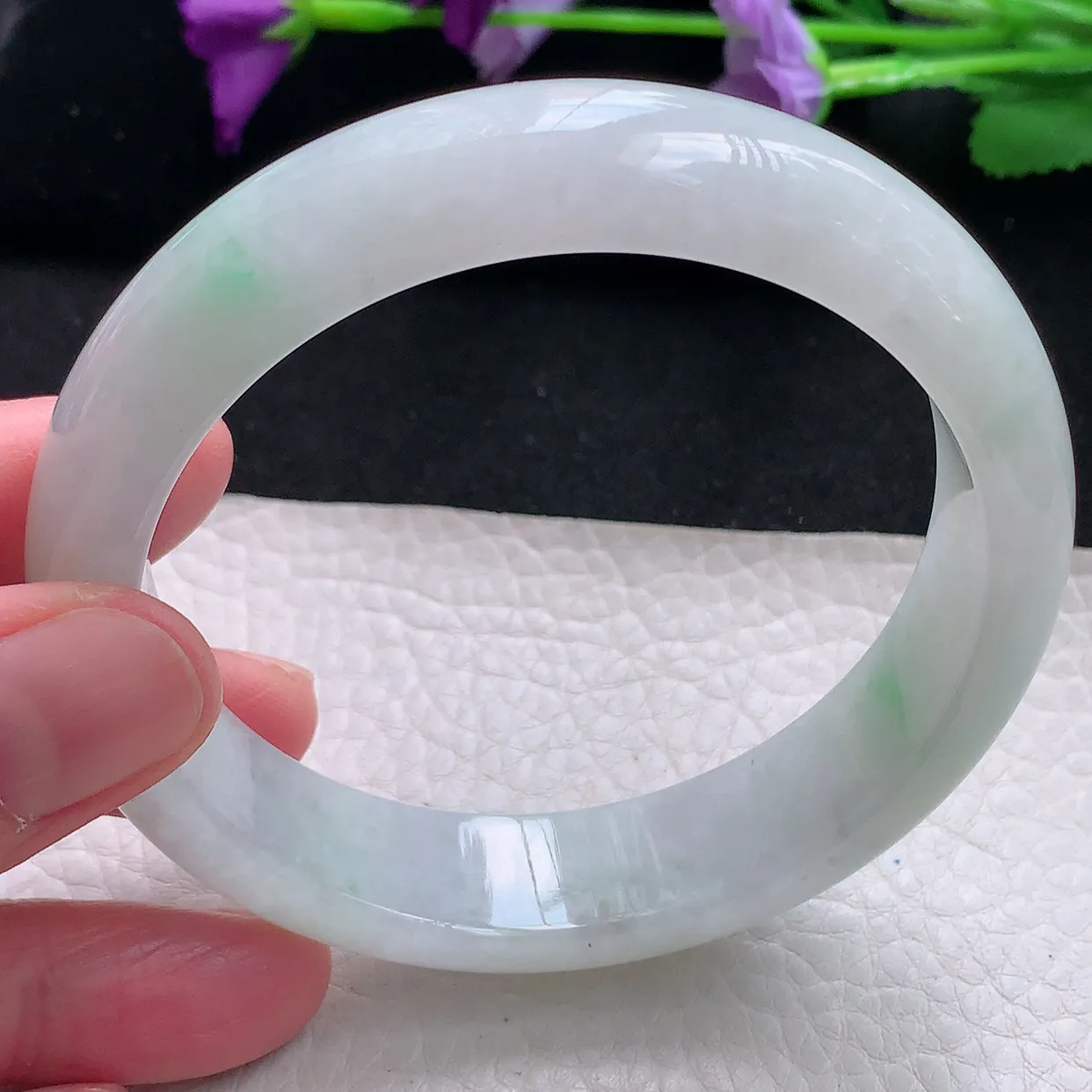 Pj自然光61.5*15*8.2大圈口平安镯 天然缅甸翡翠a货手镯白底飘绿冰透镯子