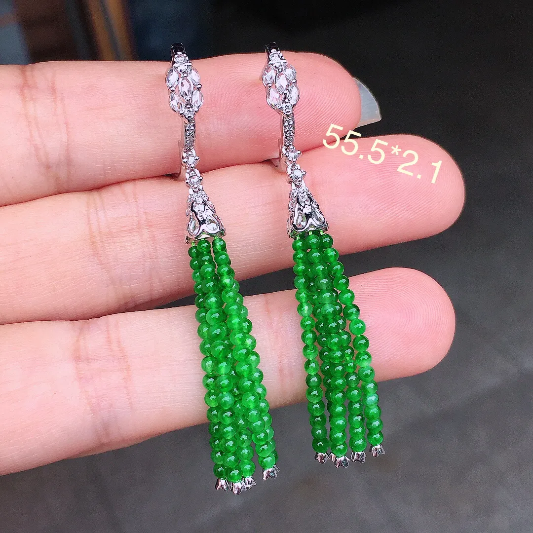 阳绿珠子耳坠，色泽均匀艳丽，玉质细腻，荧光感超
强，饱满圆润，尽显优雅气质，18k
金豪华镶嵌