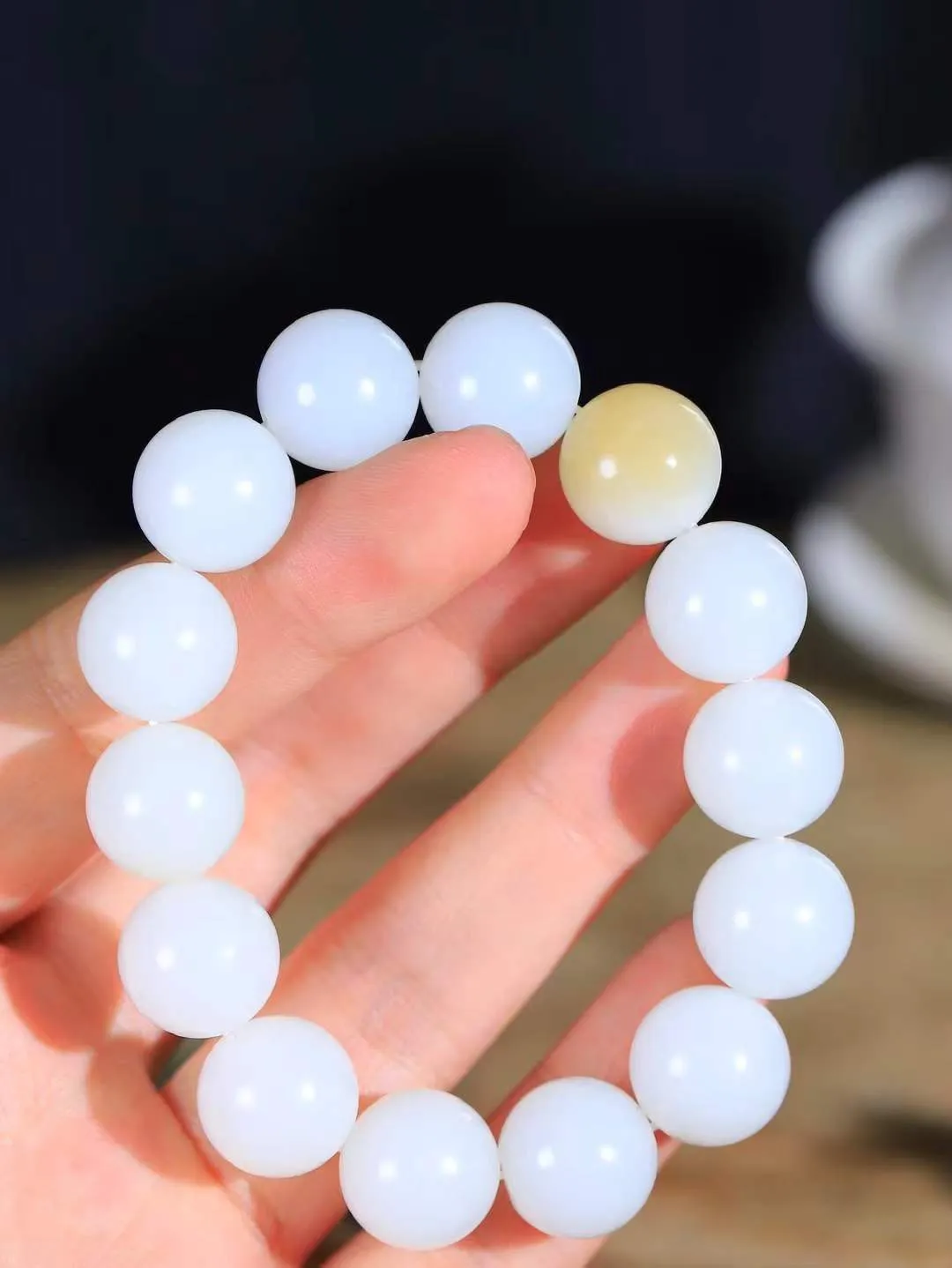 【珠圆玉润.手串】

精品和田玉糖白玉珠圆玉润手串 玉质温润细腻  整串打磨圆润，佩戴舒适。珠珠落玉盘，间关莺语花底滑，一生美好时光，无论身在何处，都有它相伴相守。事事顺遂，幸福美满，吉祥如意。重71克   尺寸取一14.9mm   FDL-691073100