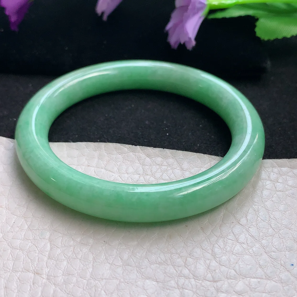 n自然光52*9.2*9圆镯 天然缅甸翡翠a货手镯满绿浅绿叮当镯子圆条手镯