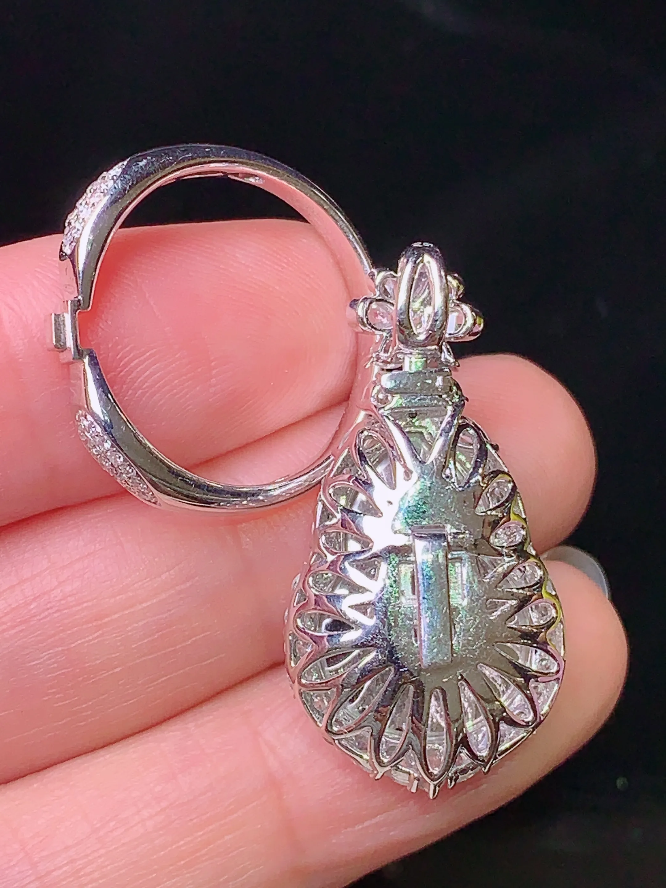 18k金钻镶嵌翠绿葫芦戒指吊坠两用款 玉质细腻 色泽清新艳丽 圈口15 整体尺寸30.5*15.5*11