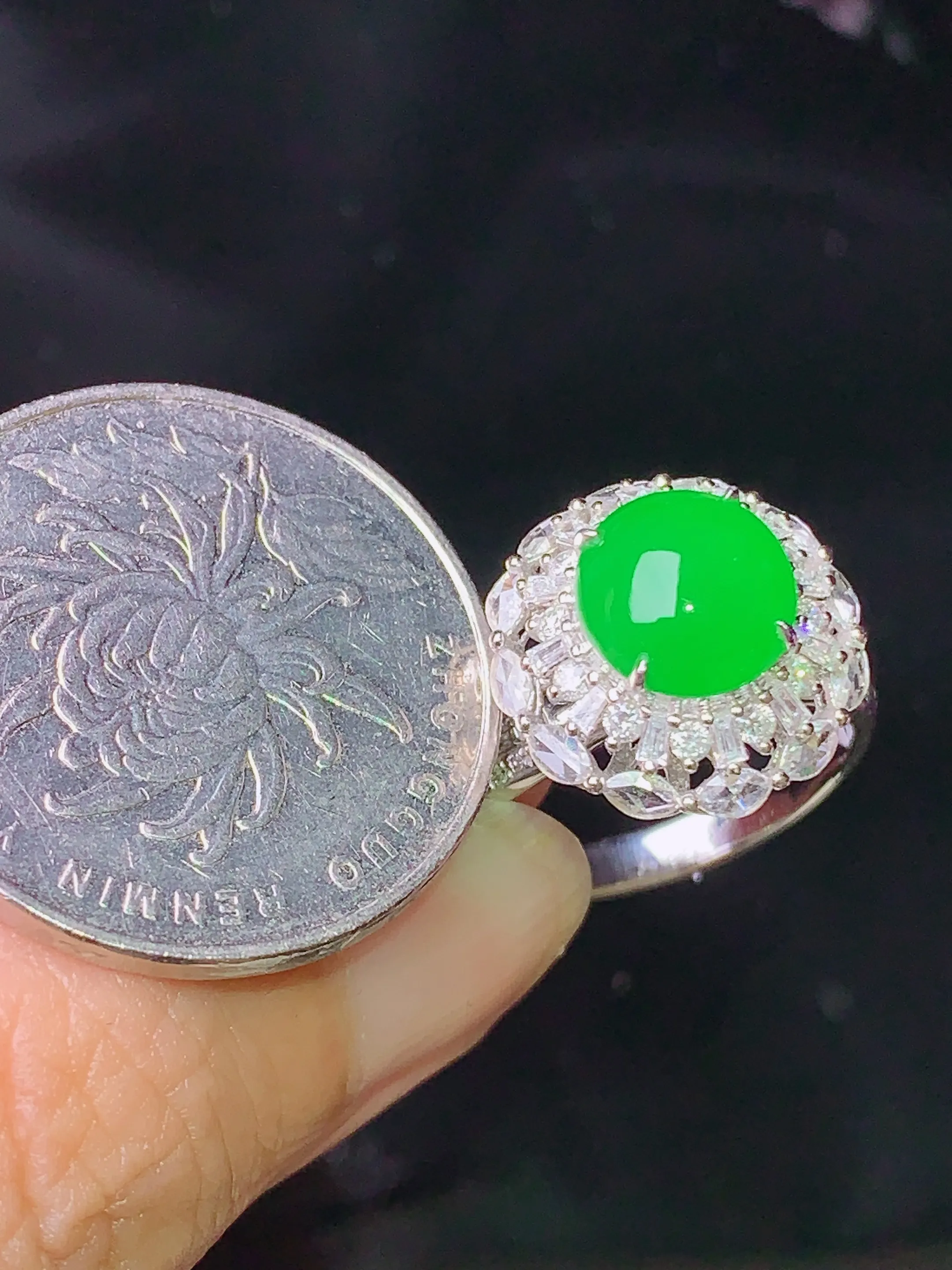 18k金钻镶嵌满绿蛋面吊坠 玉质细腻 色泽清新艳丽 圈口13.5 整体尺寸14.8*11