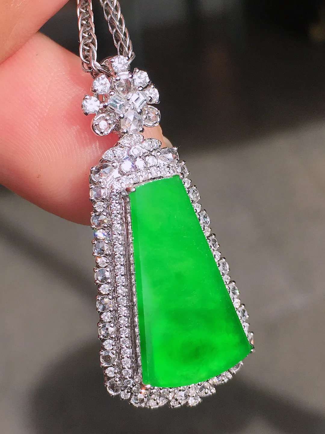 阳绿无事牌吊坠，色泽均匀艳丽，玉质细腻，荧光感超
强，饱满圆润，尽显优雅气质，18k
金豪华镶嵌