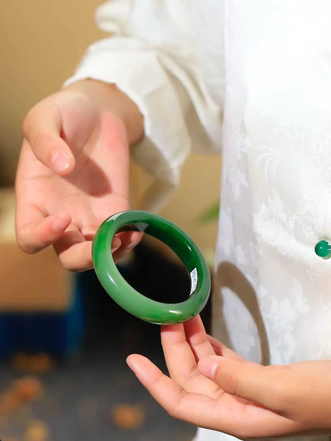 【悠悠芳华.镯】

收藏级臻品和田玉碧玉手镯 玉质温润 青葱岁月，尽收腕中，婉转流畅，凝岁月悠长