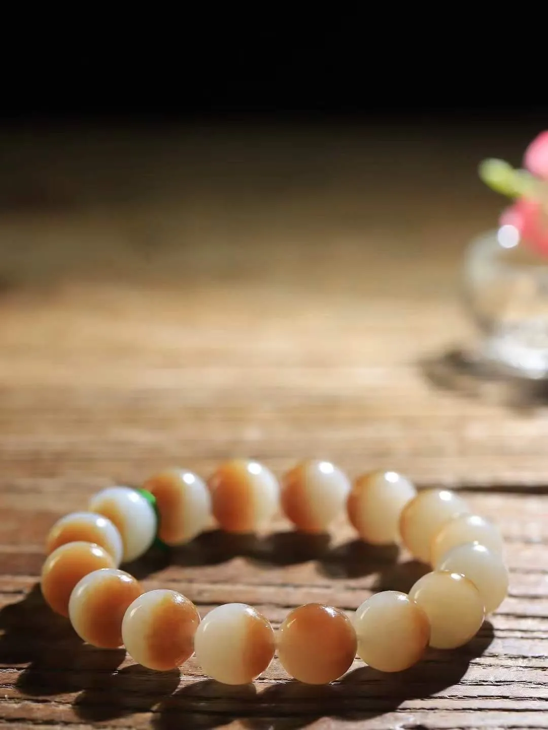 【珠圆玉润.手串】

精品和田玉糖白玉珠圆玉润手串 玉质温润细腻  整串打磨圆润，佩戴舒适。珠珠落玉盘，间关莺语花底滑，一生美好时光，无论身在何处，都有它相伴相守。事事顺遂，幸福美满，吉祥如意。重52.6克   尺寸取一12.9mm   FDL-691073100