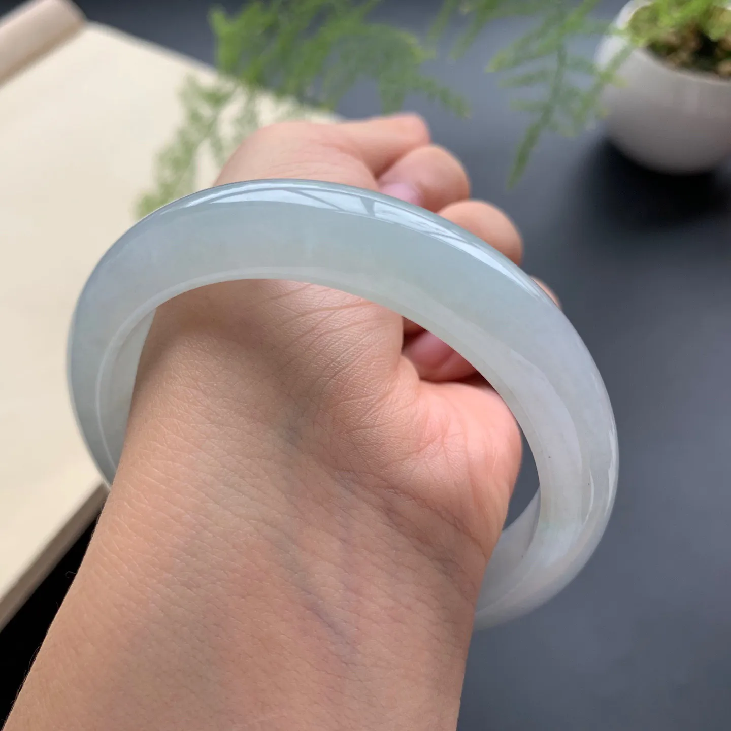 56.5圈口冰底色正圈手镯 尺寸：56.5-12.5-8.2，无纹裂，细腻起胶，清爽干净