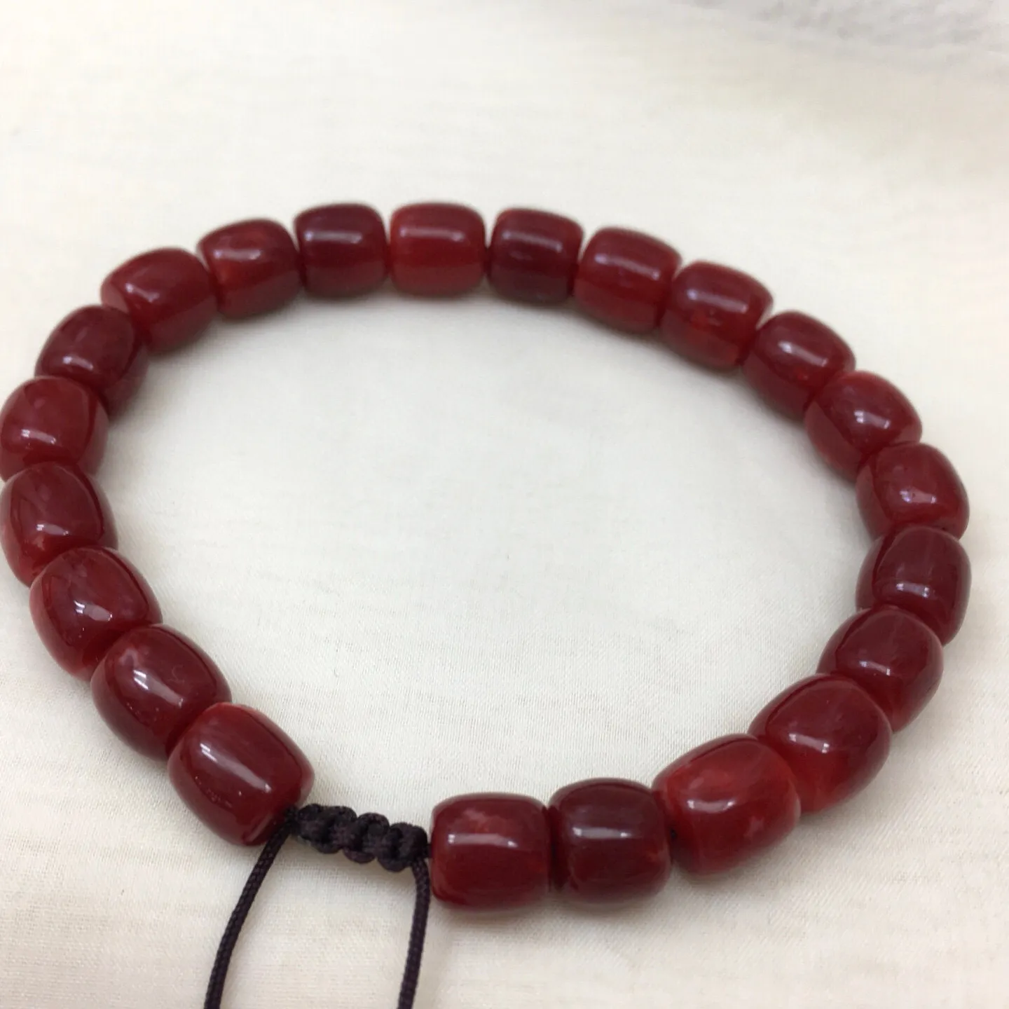 【天然日本阿卡赤血牛血红珊瑚8.6mm大桶珠单手链】难得高瓷度，整条少虫眼少白芯的日本阿卡桶珠。整条赤血牛血红颜色，珠子直径8.6-7.3mm，重量23.19克！每颗珠子均为天然的珊瑚，珊瑚自古就为佛教珍宝，深海千年有机宝石！收藏价值高、可传承！追求颜色美的福音！实物漂亮！