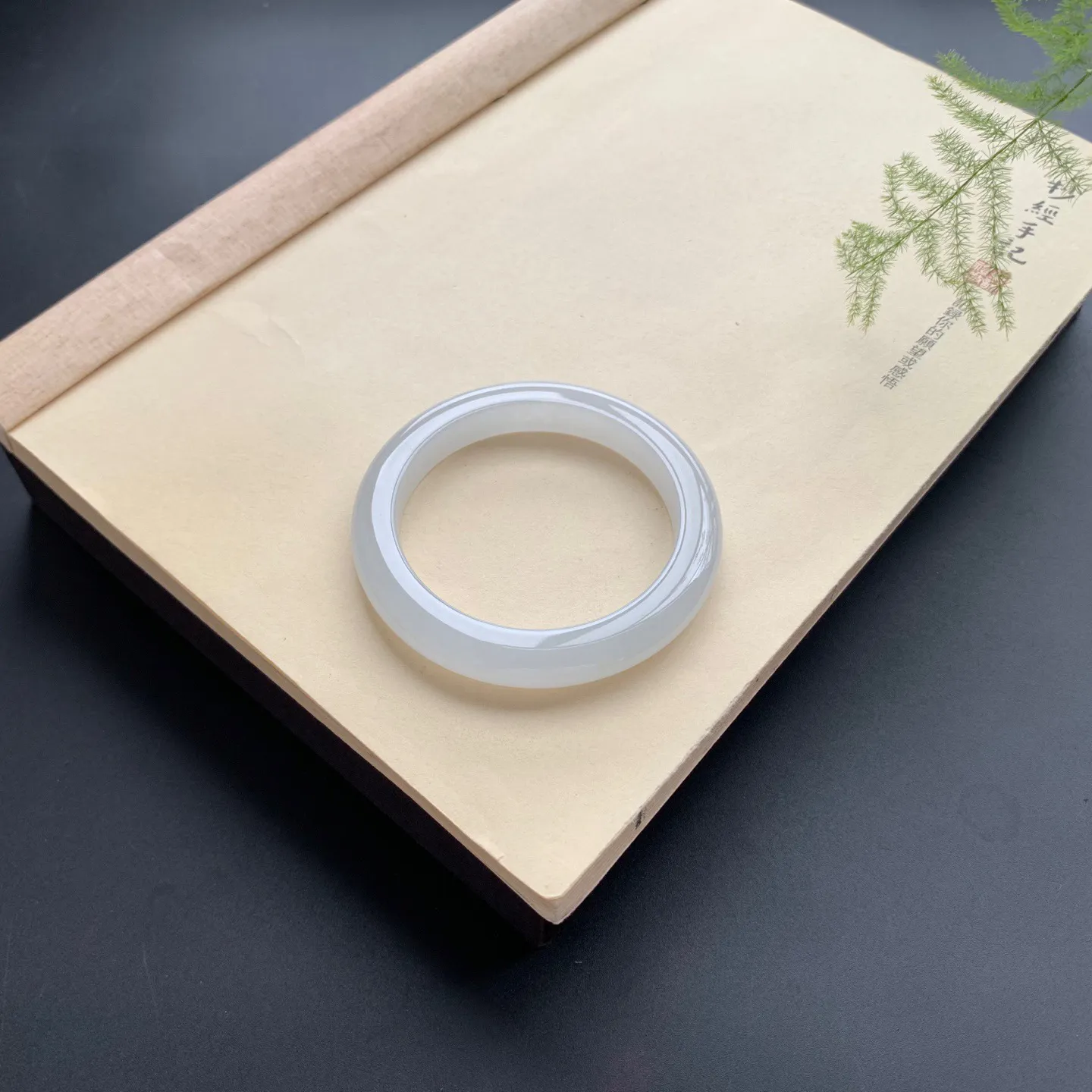 55.8圈口白冰正圈手镯 尺寸：55.8-9.8-9.5，无纹裂，水润起胶，白净光滑