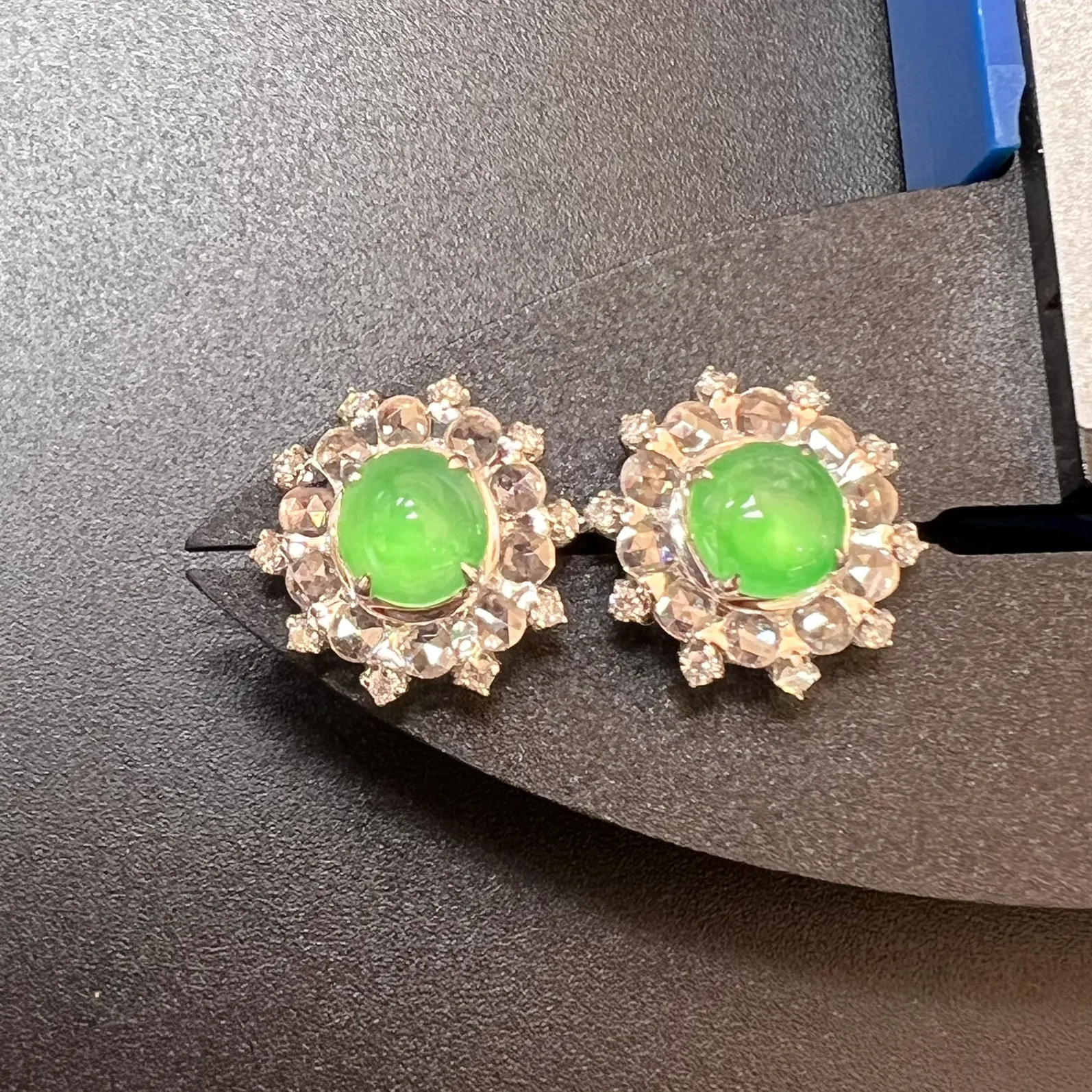 阳绿耳钉种好起光，整体尺寸12.9*6.7 祼石尺寸6*3