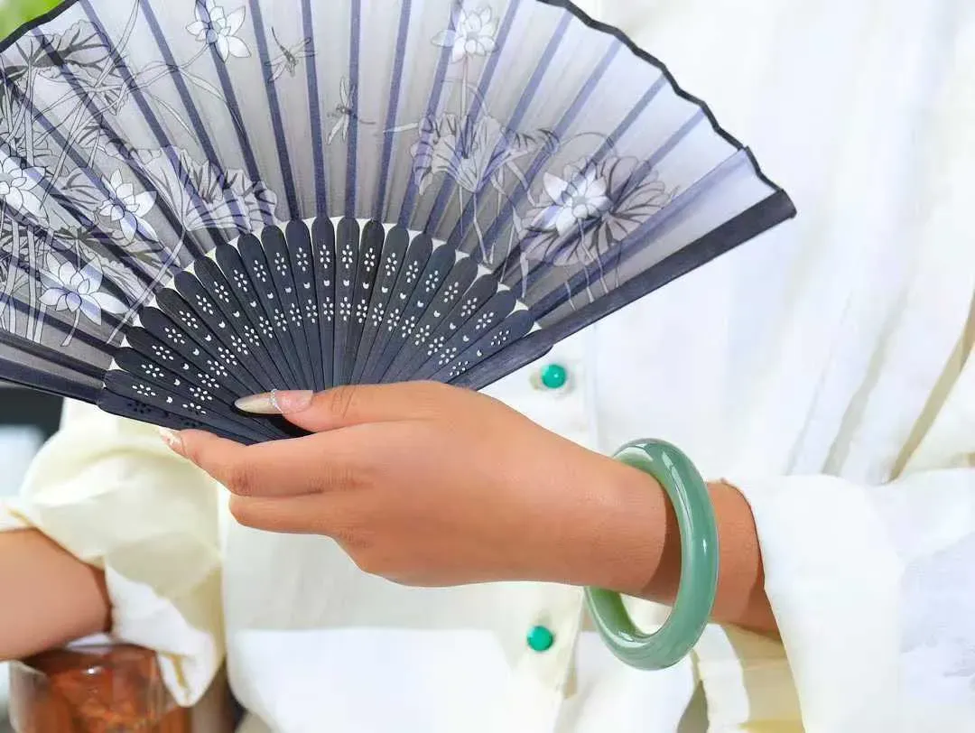 【玉佳人·手镯】

典藏级臻品️和田玉碧玉圆条手镯 ，玉质细腻油润，做工细致精美，端庄素雅，亭亭玉