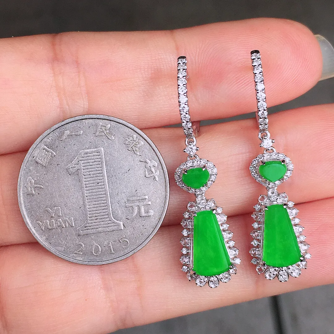 阳绿无事牌耳坠，色泽均匀艳丽，玉质细腻，荧光感超
强，饱满圆润，尽显优雅气质，18k
金豪华镶嵌