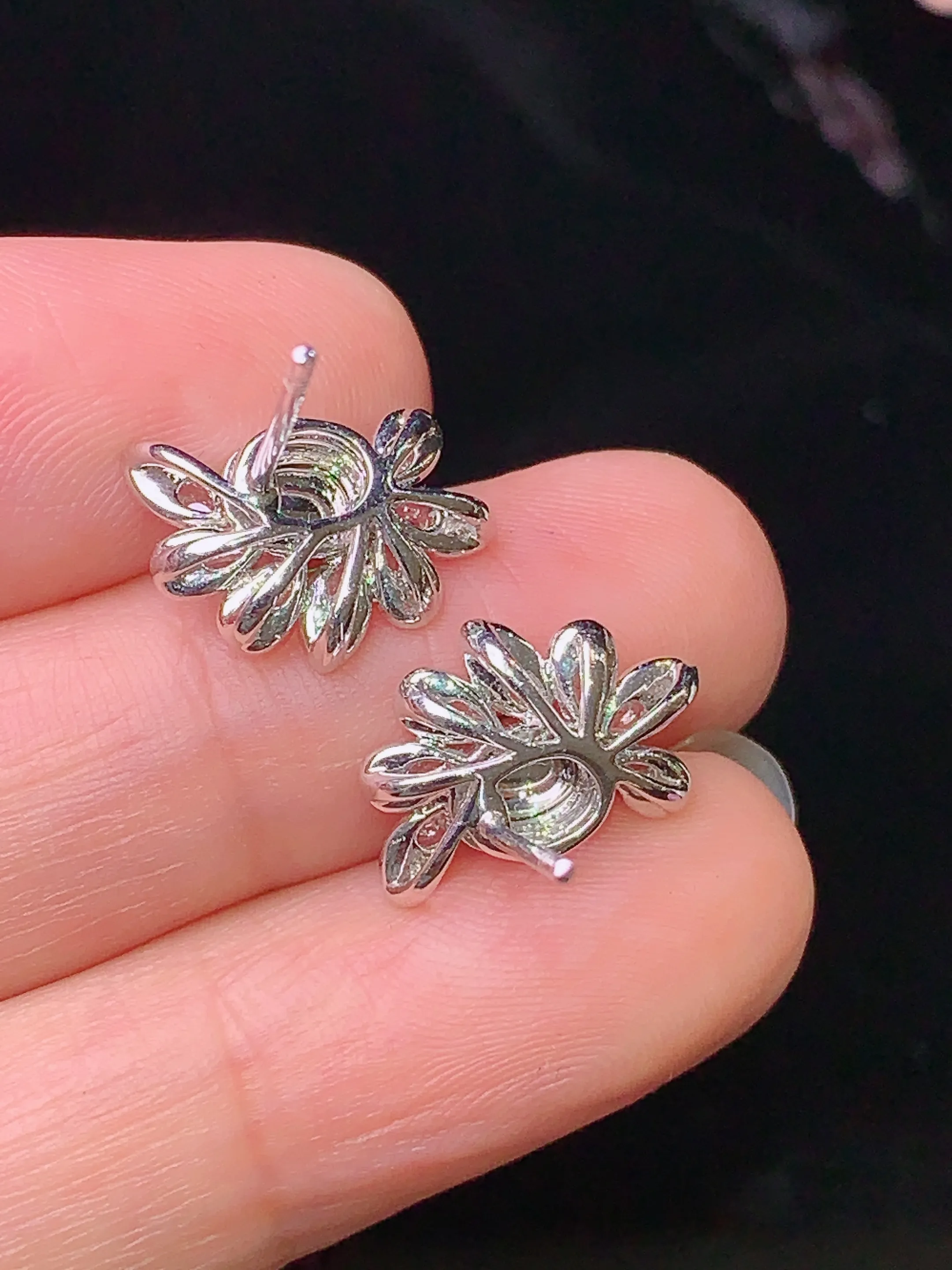 18k金钻镶嵌满绿蛋面耳钉 玉质细腻 色泽清新艳丽 整体尺寸14.2*9.5*6