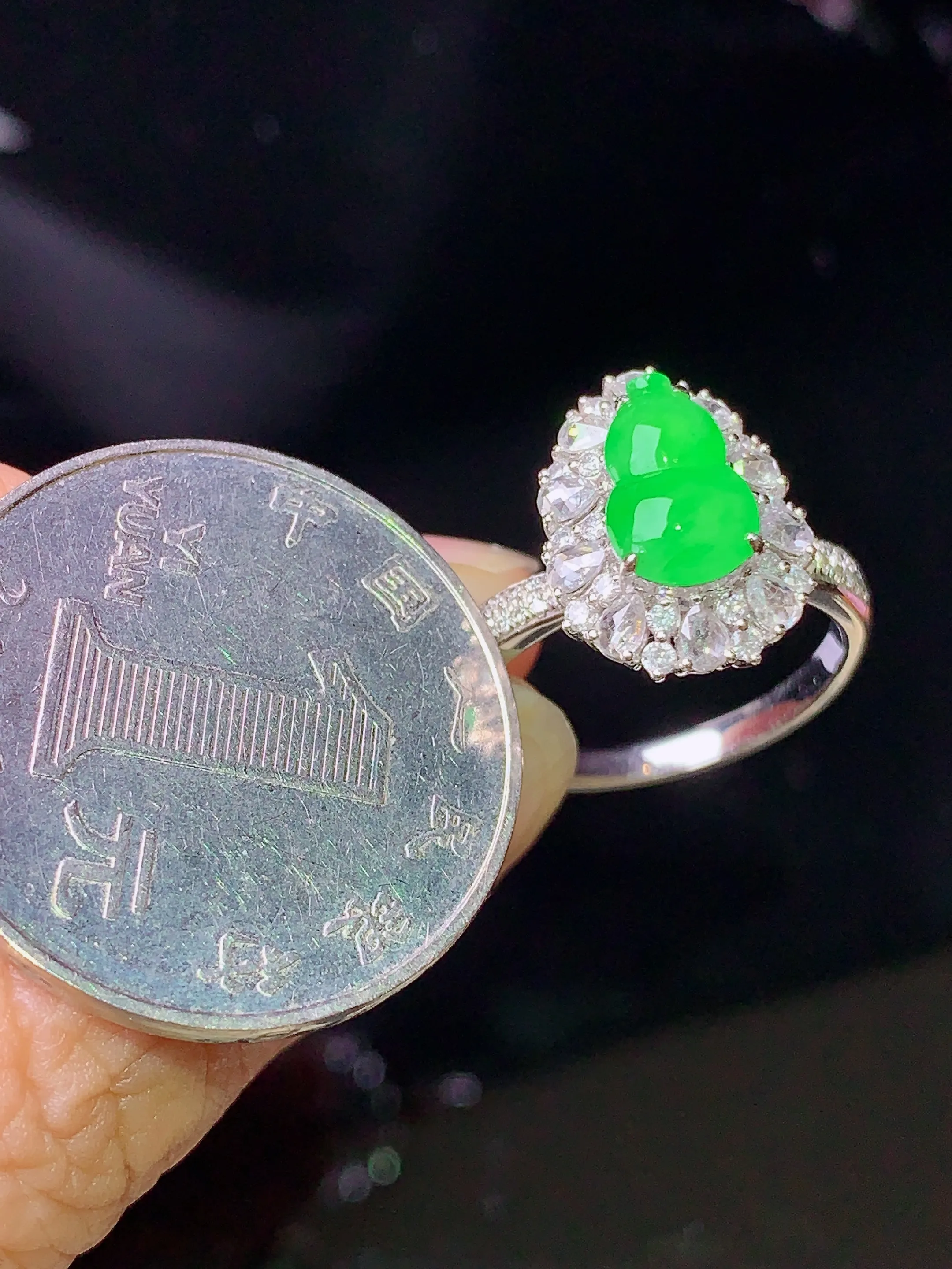 18k金钻镶嵌翠绿葫芦戒指 玉质细腻 色泽清新艳丽 圈口13.5 整体尺寸14.3*10.8*9