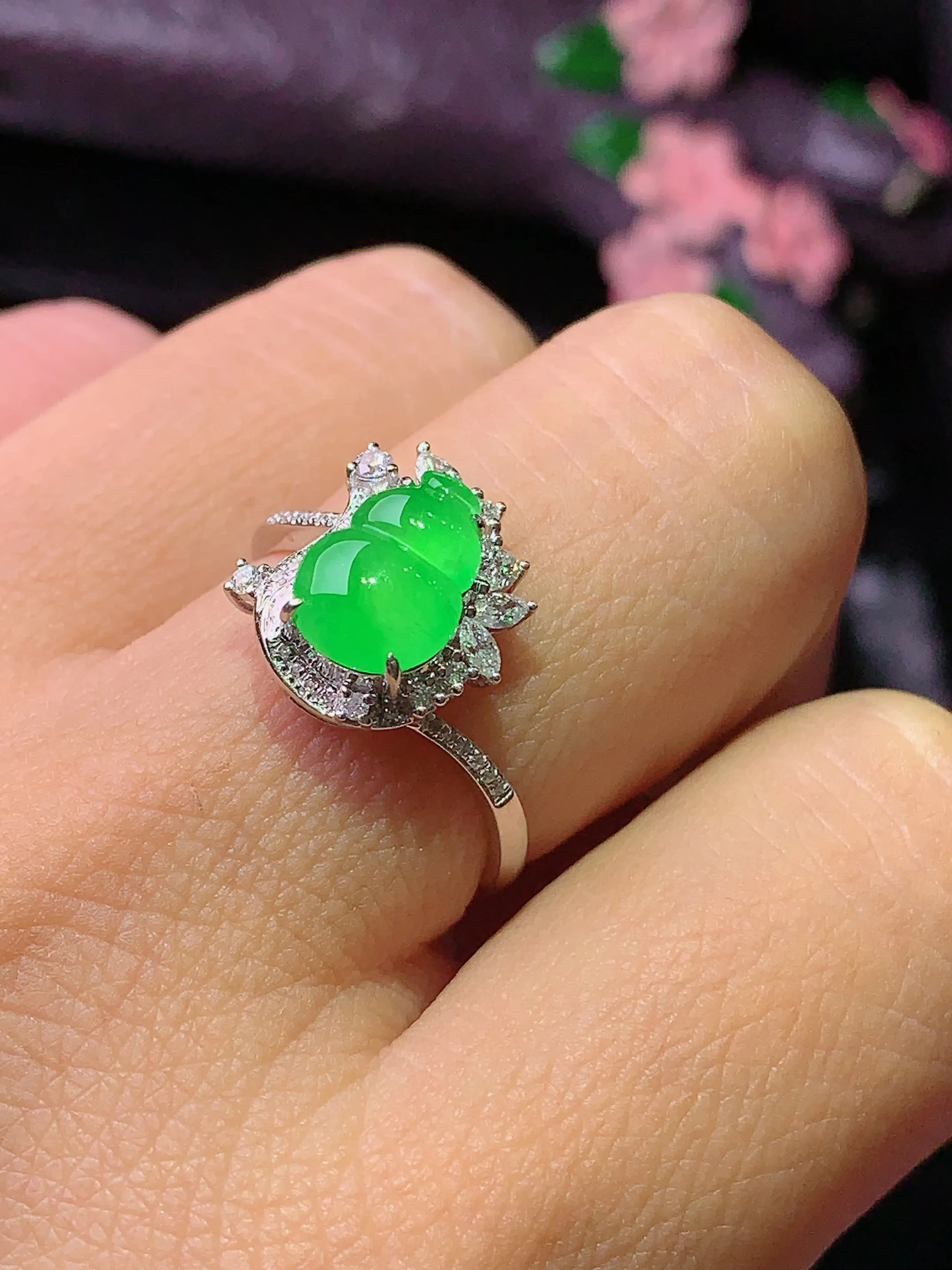 18k金钻镶嵌翠绿葫芦戒指 玉质细腻 色泽清新艳丽 圈口14.5 整体尺寸13*11.8*6.5