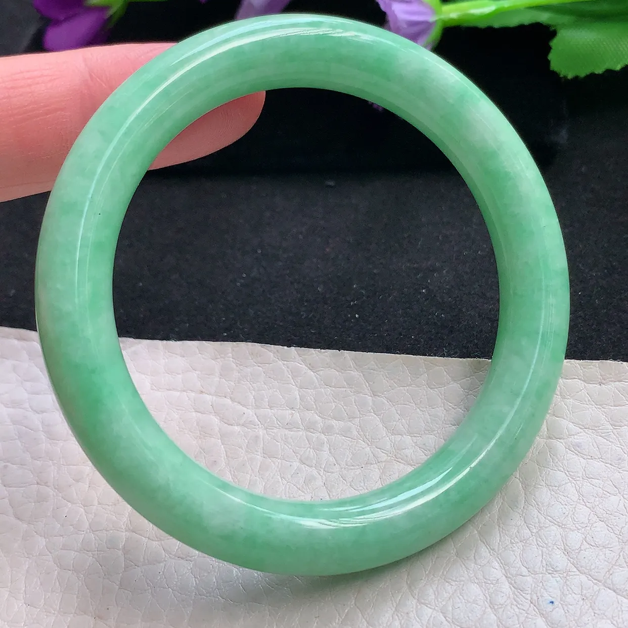 n自然光52*9.2*9圆镯 天然缅甸翡翠a货手镯满绿浅绿叮当镯子圆条手镯