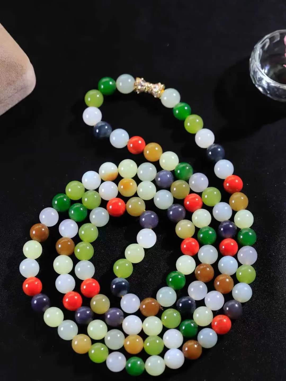 【珠圆玉润.项链】

精品和田玉多宝珠圆玉润项链 玉质温润细腻  整串打磨圆润，佩戴舒适。珠珠落玉盘，间关莺语花底滑，一生美好时光，无论身在何处，都有它相伴相守。事事顺遂，幸福美满，吉祥如意。重164克 尺寸取一9.9mm  791073178A