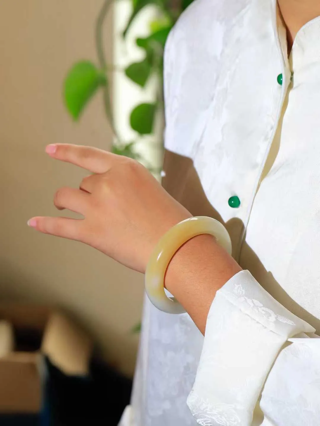 （一见钟情.手镯）

精品和田玉糖白玉手镯，玉质温和莹润，精光内蕴，手感舒适。整器简约，打磨光洁，